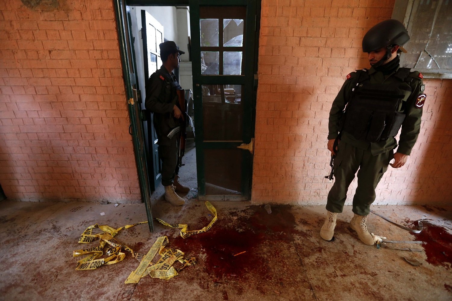 Almenys 14 morts i 25 ferits en un atemptat contra una universitat del Pakistan