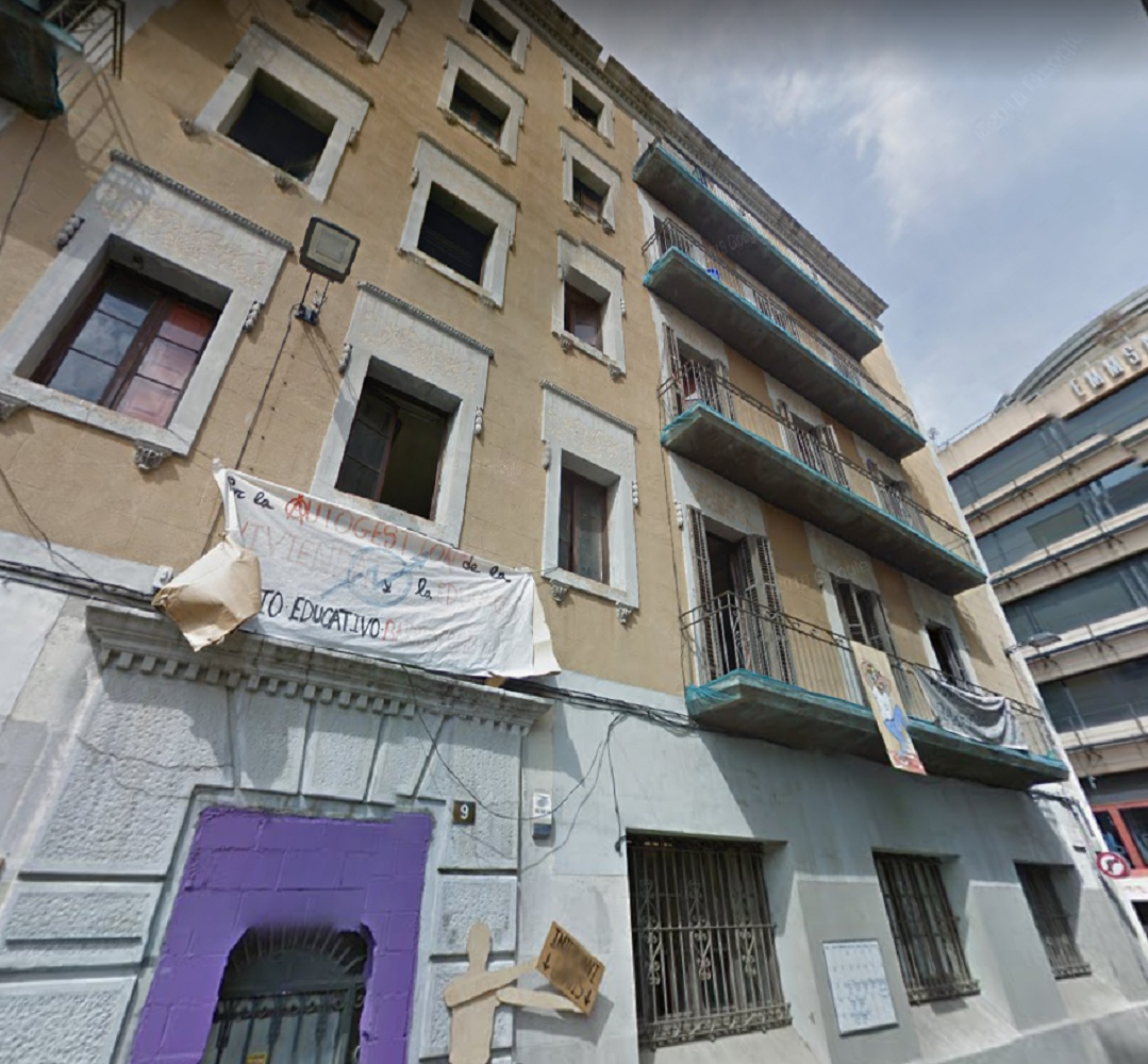 La Guardia Urbana desaloja un edificio municipal 'okupado' en el Raval