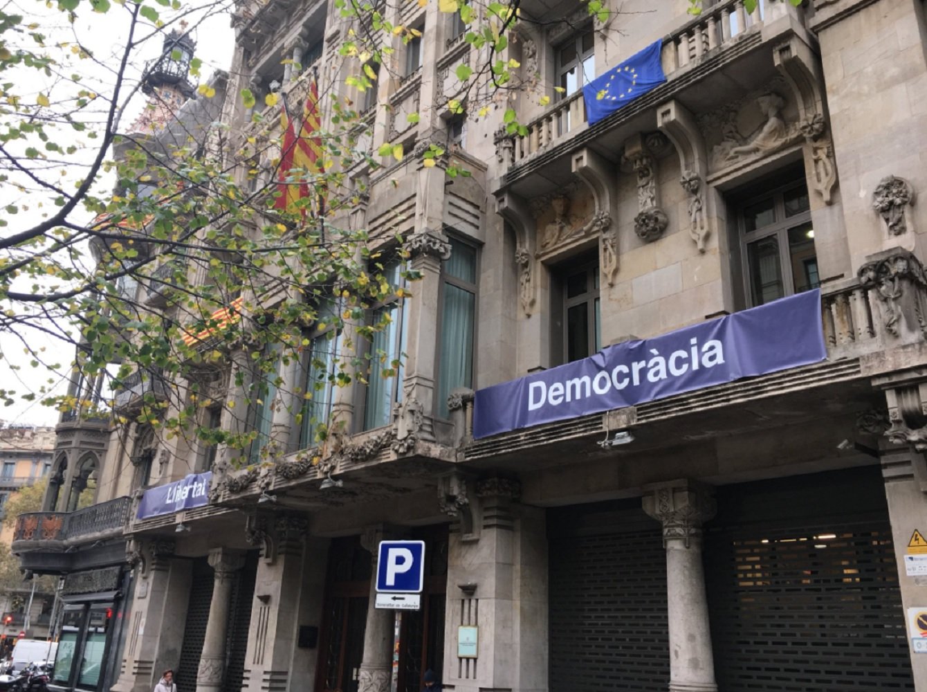 La Junta Electoral prohibeix la ‘Llibertat’ i la ‘Democràcia’ als balcons d’Economia