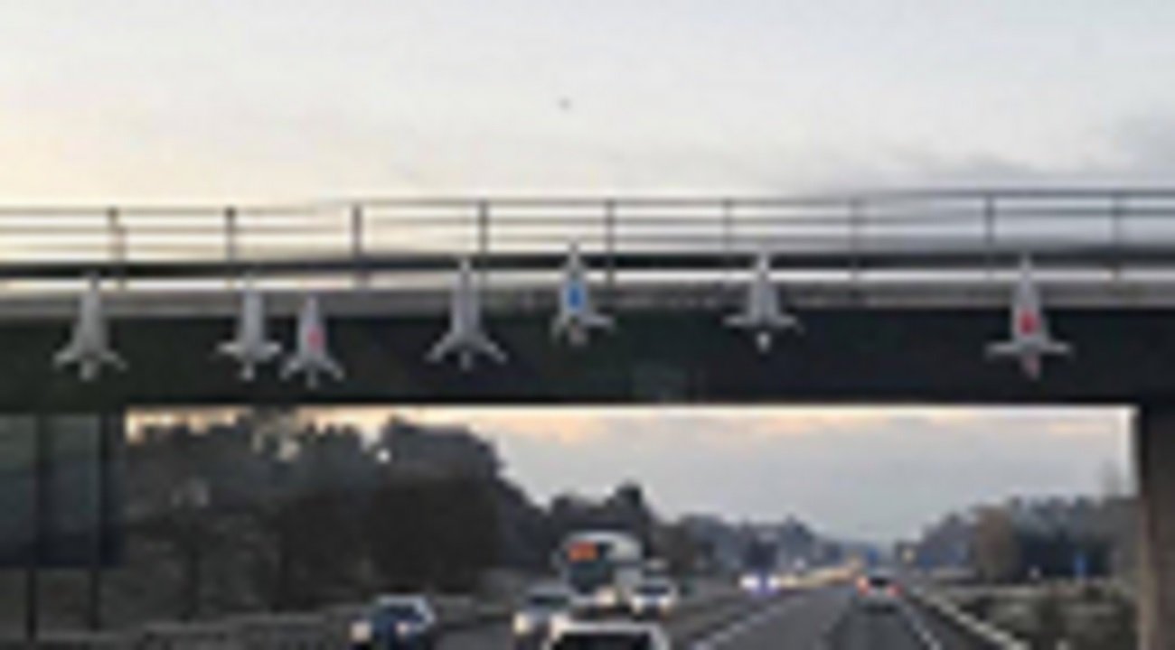 Els Mossos retiren uns ninots penjats d'un pont amb els logotips del PP, PSC i Cs