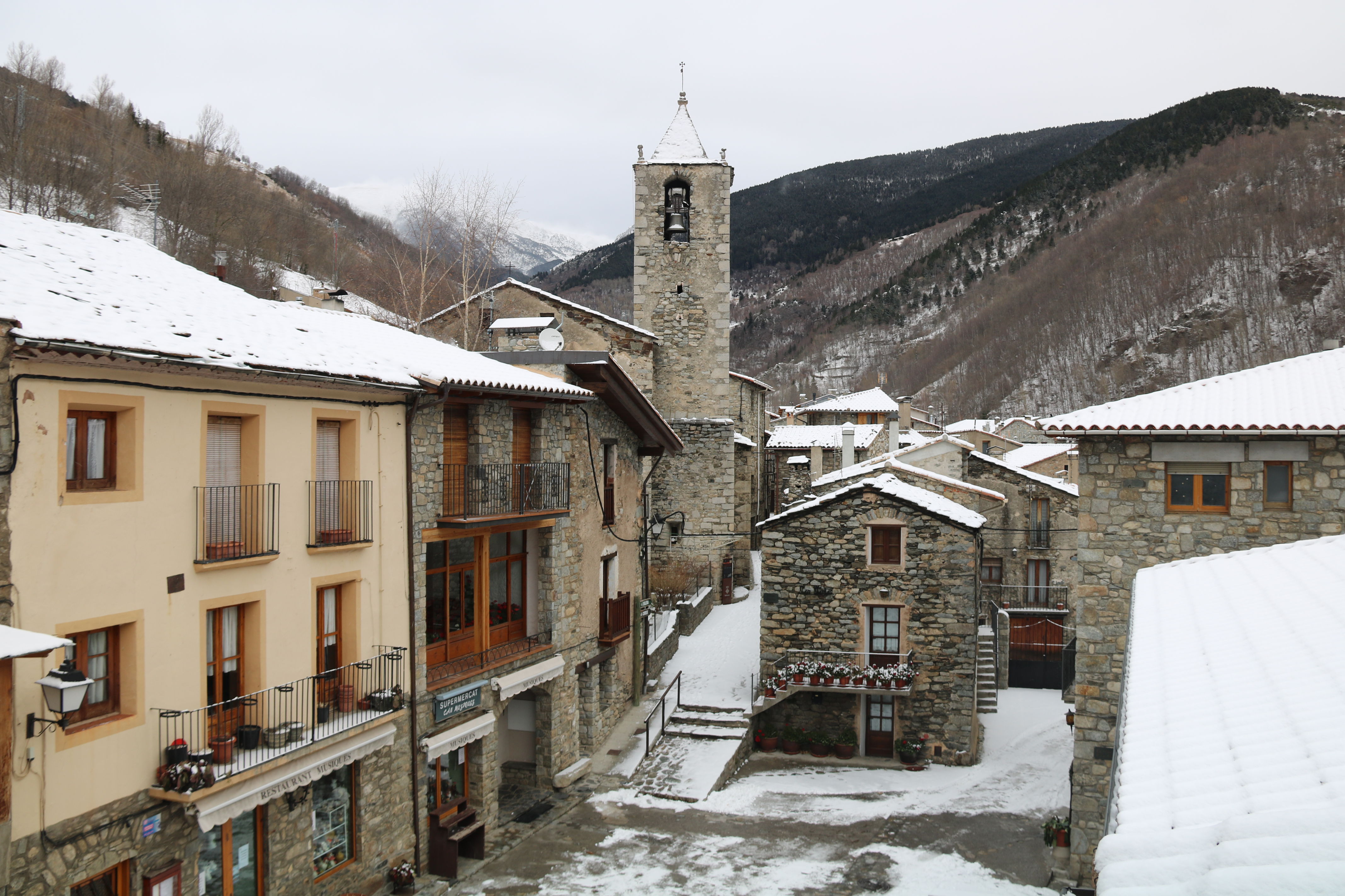 Catalunya afronta el primer temporal de fred i neu d'un hivern anticipat