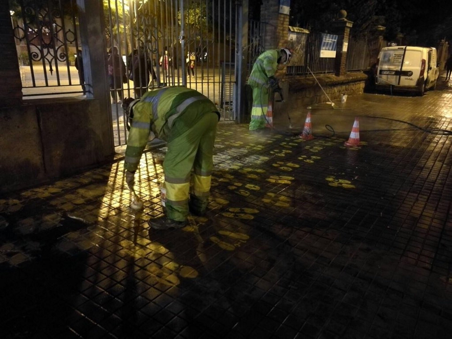 L'Ajuntament de Barcelona esborra les petjades de groc pels presos polítics