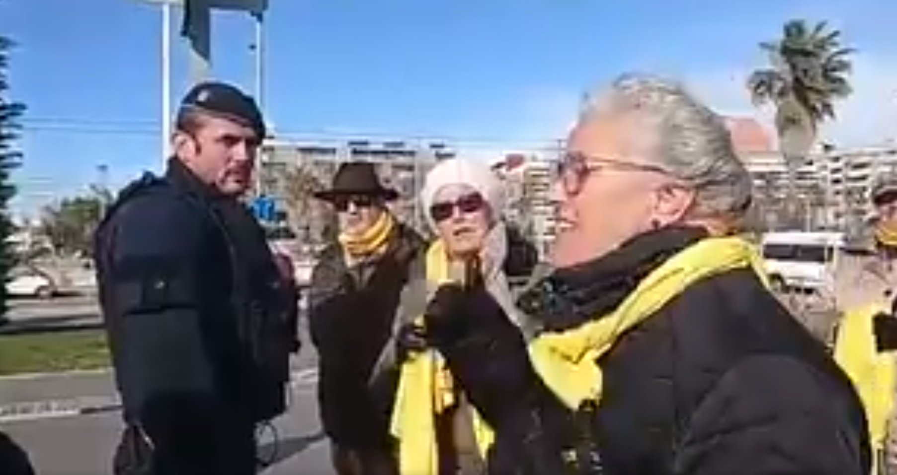 Group stopped because they're wearing yellow scarves and Rajoy to hold an event