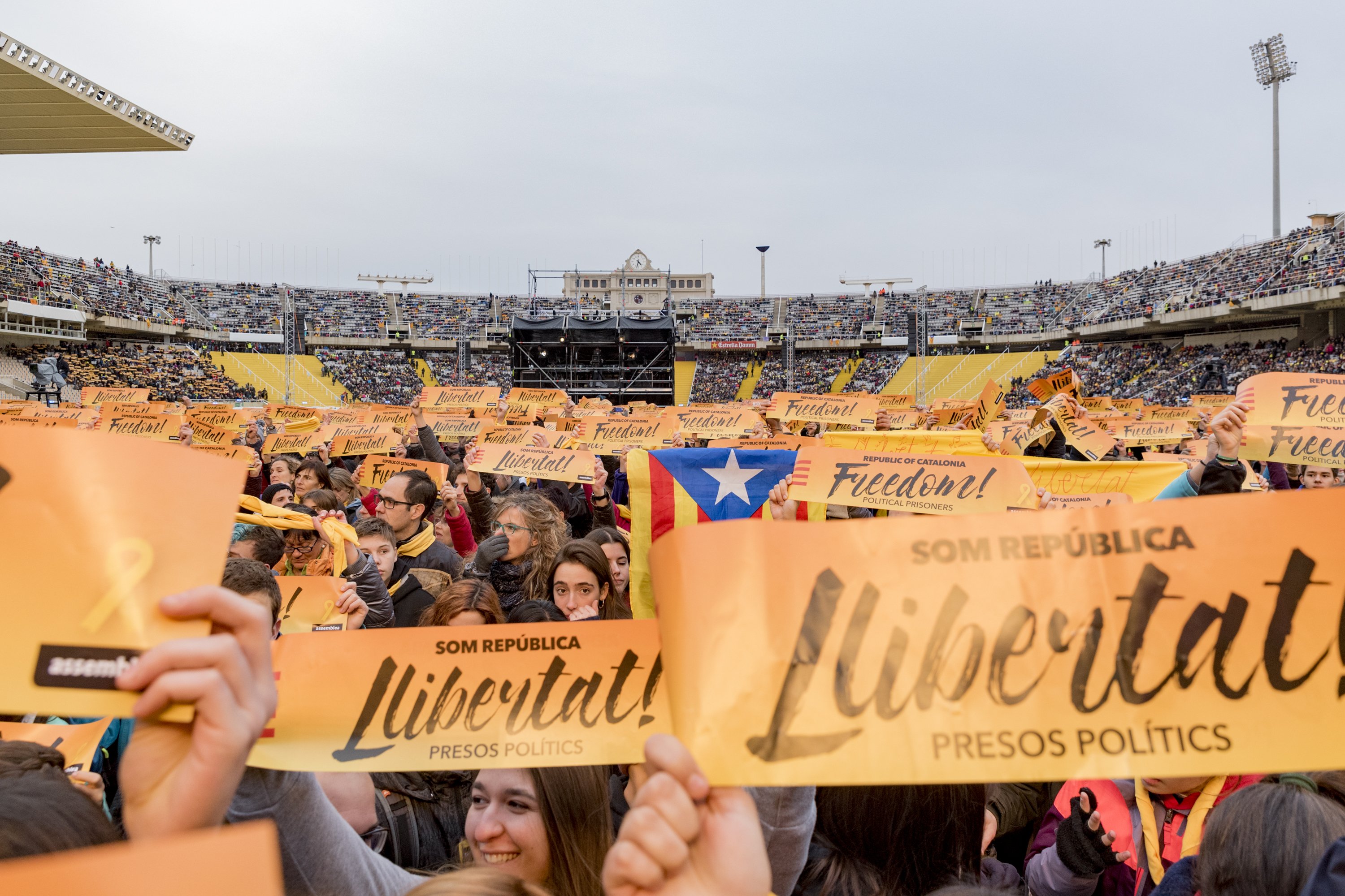 The world of Catalan music, with the prisoners, at Barcelona's Olympic Stadium