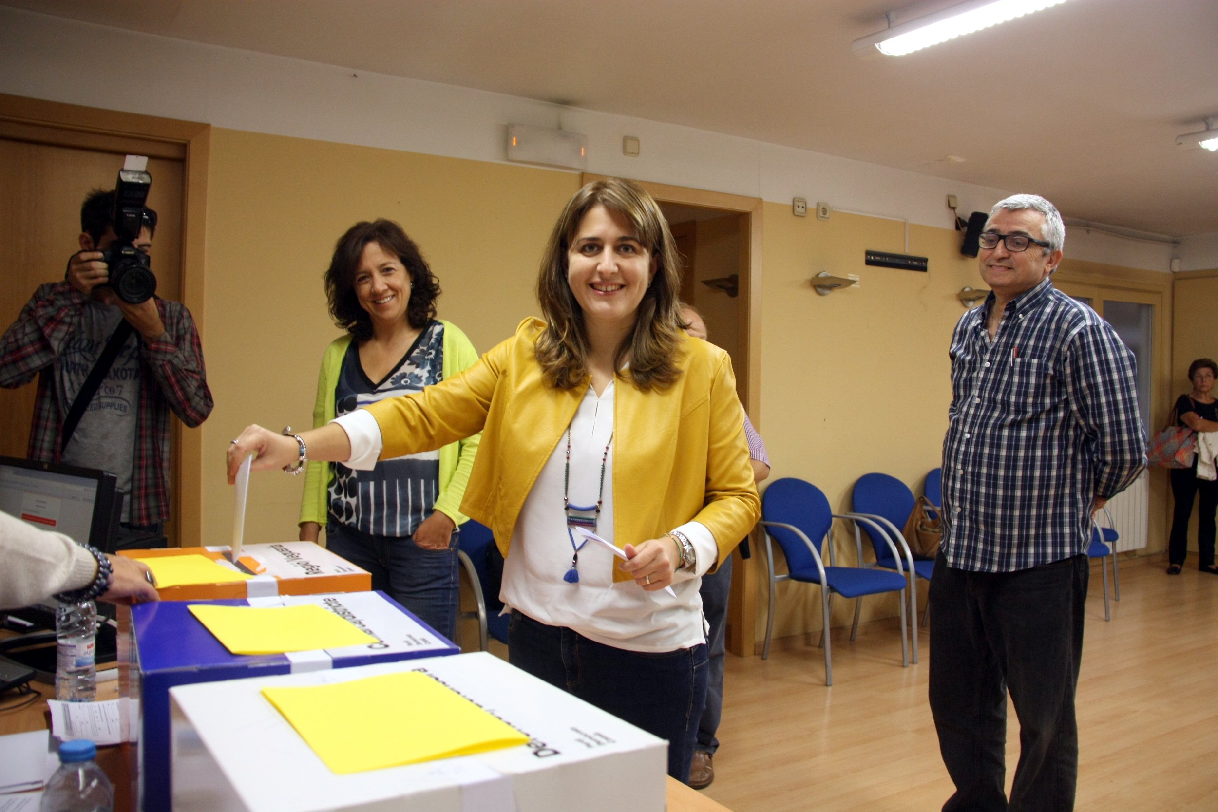 Marta Pascal, vocal en una mesa electoral de Vic el 21-D