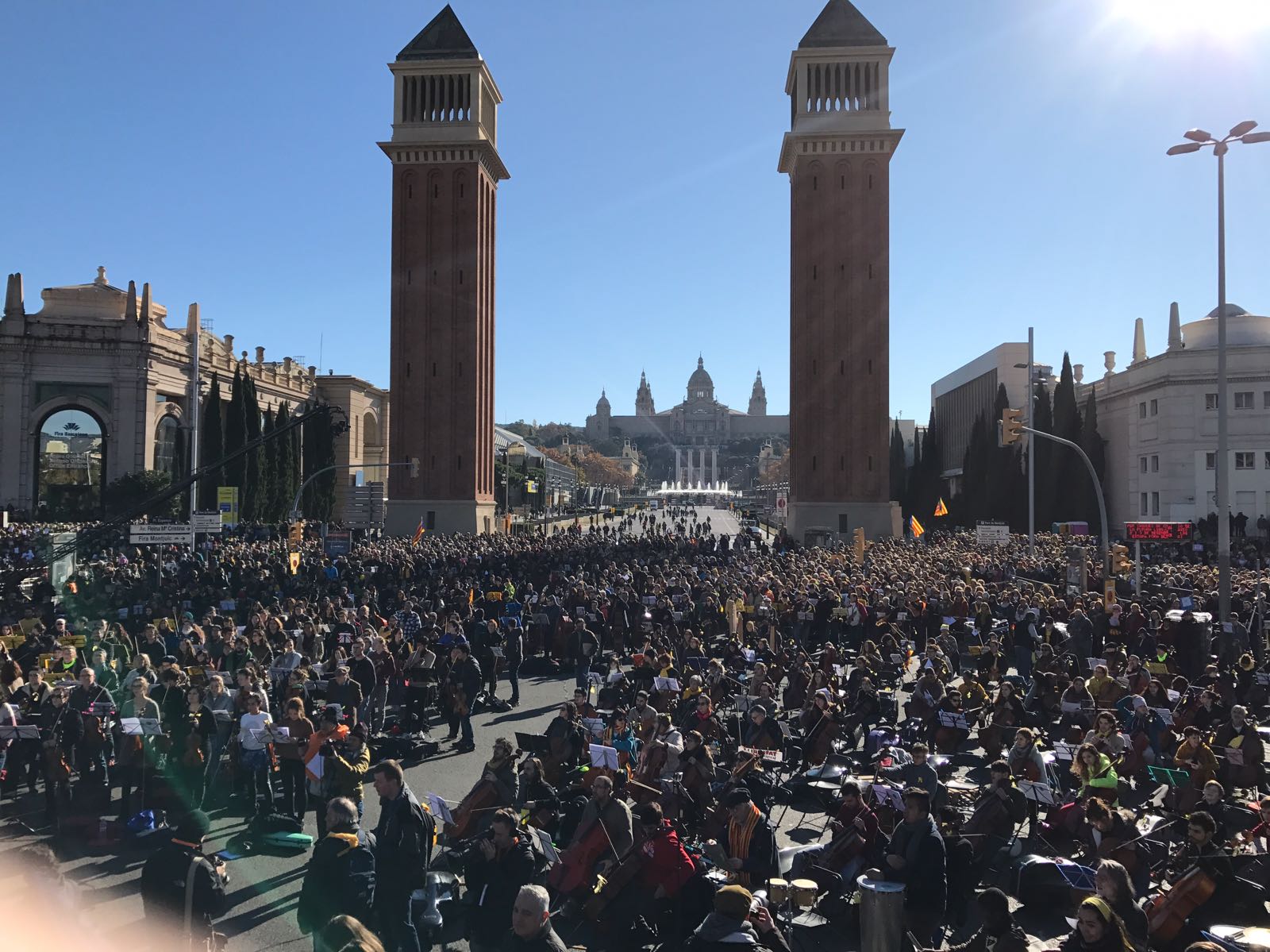 10,000 musicians playing for freedom, in Barcelona's Plaça Espanya