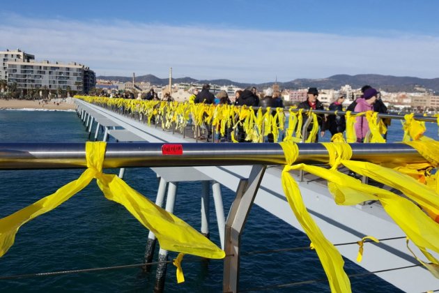 Pont del petroli llaços grocs Badalona (no cal signar)