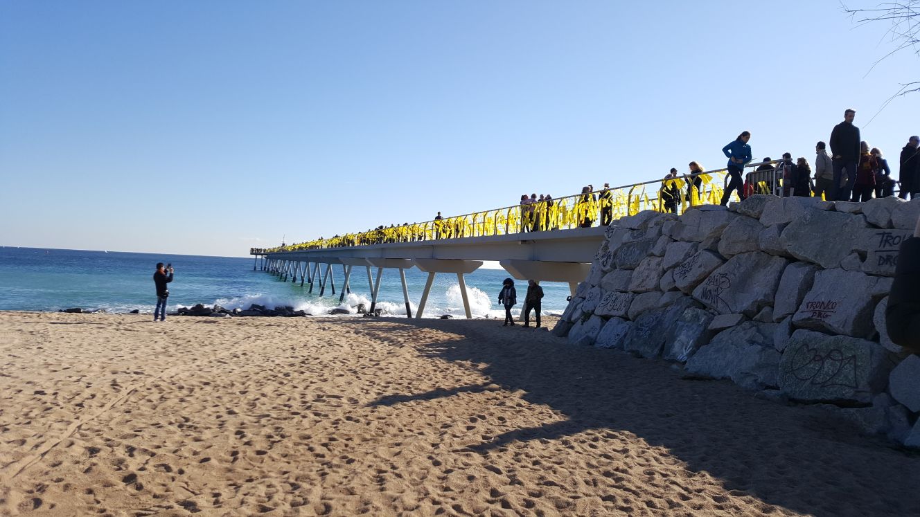 El puente del petróleo de Badalona se llena de lazos amarillos por los presos