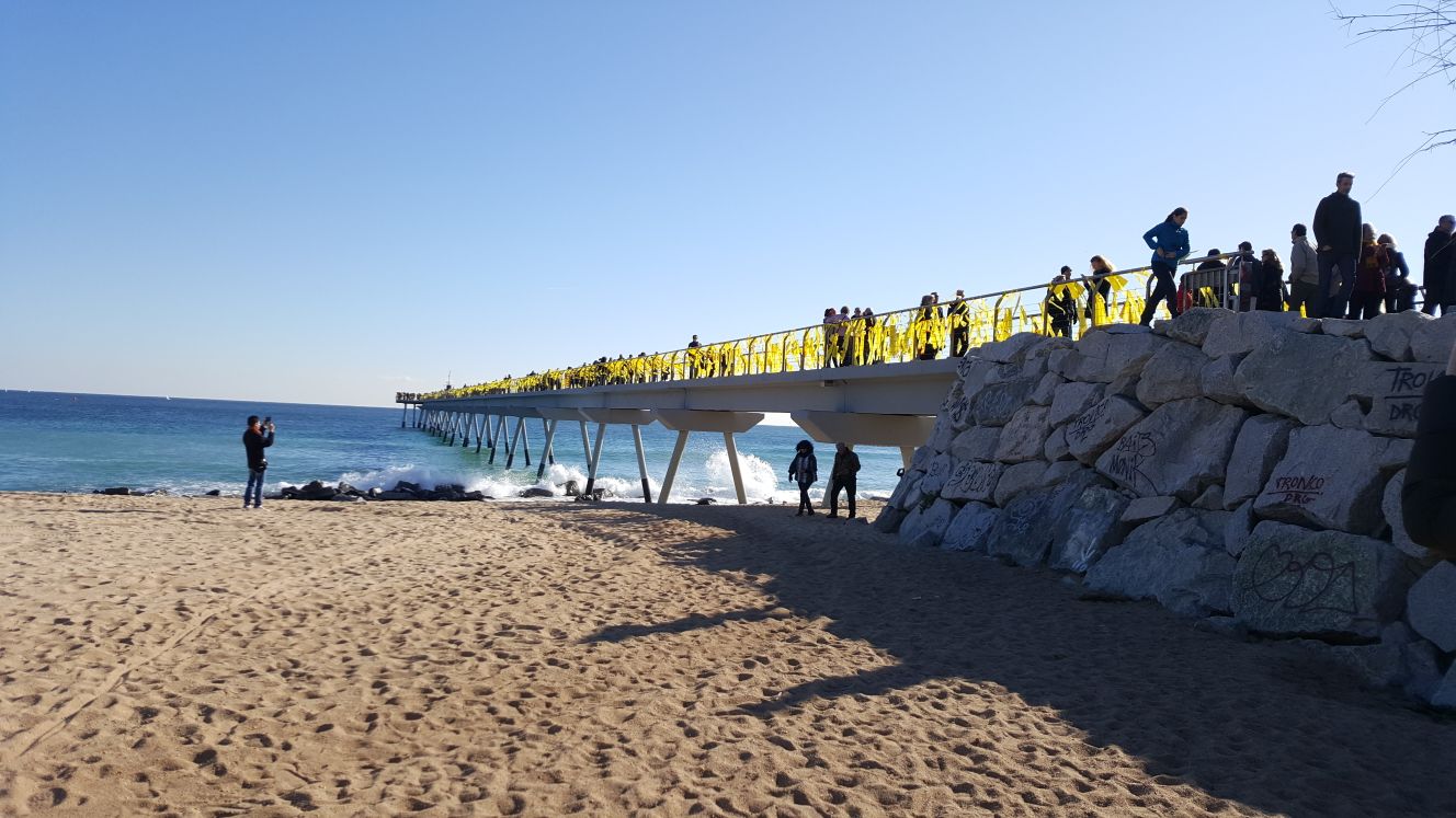 El pont del petroli de Badalona s'omple de llaços grocs pels presos