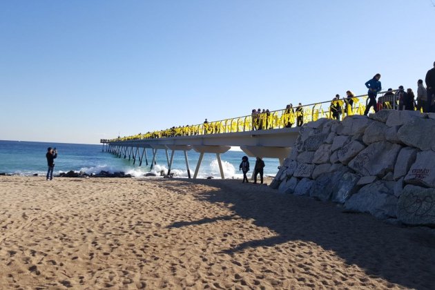Pont del petroli Badalona llaços grocs (no cal signar)