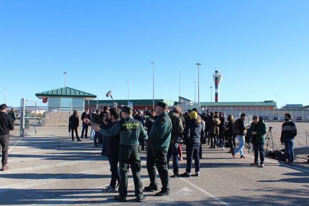 expectació mediàtica a Estremera sortida consellers   Júlia Farré