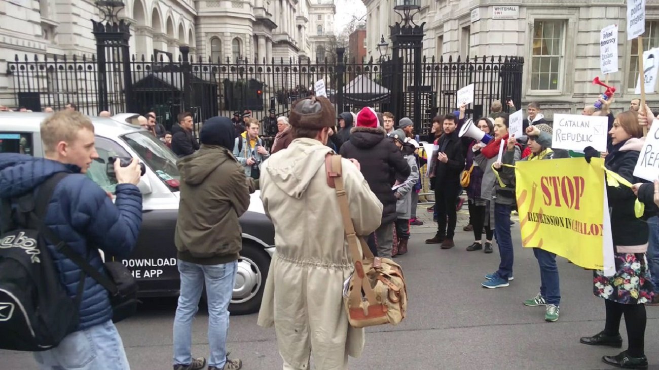 El CDR de Londres da la bienvenida a Rajoy en Downing Street