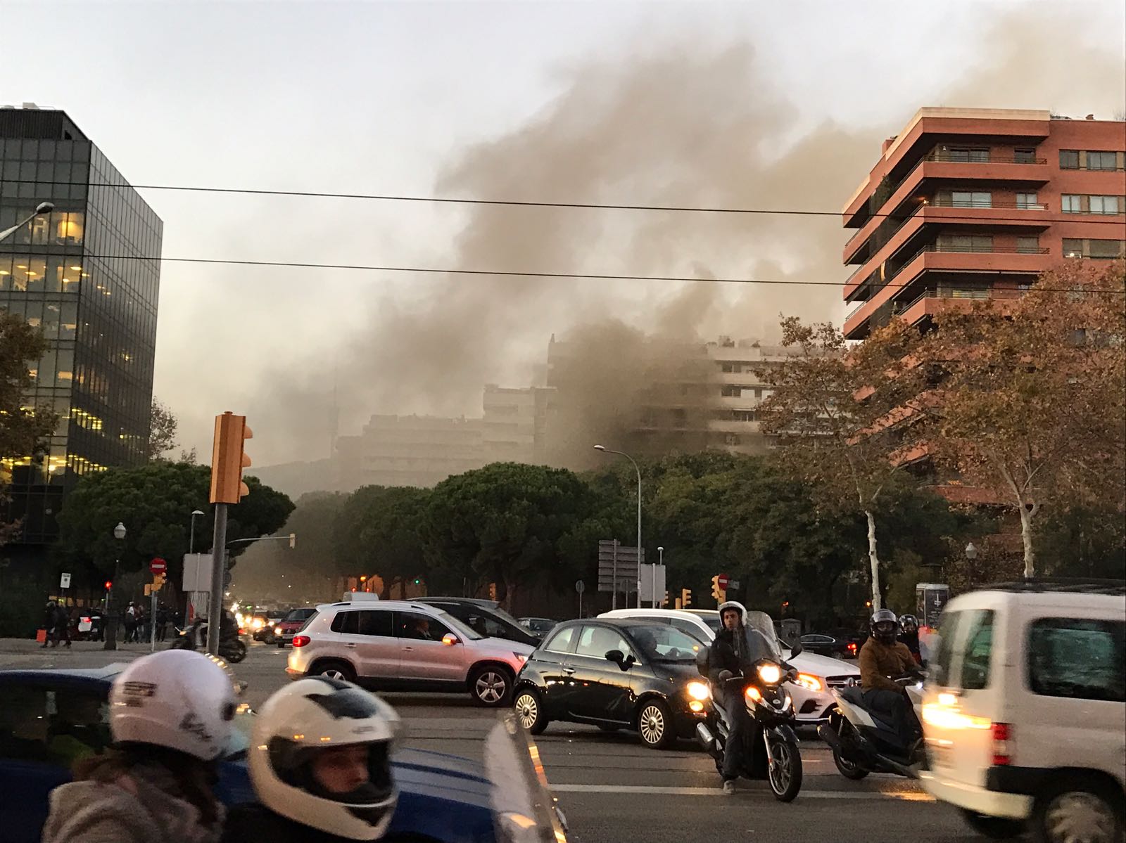 Un incendi en un forn de pa provoca una gran columna de fum a Numància amb Diagonal