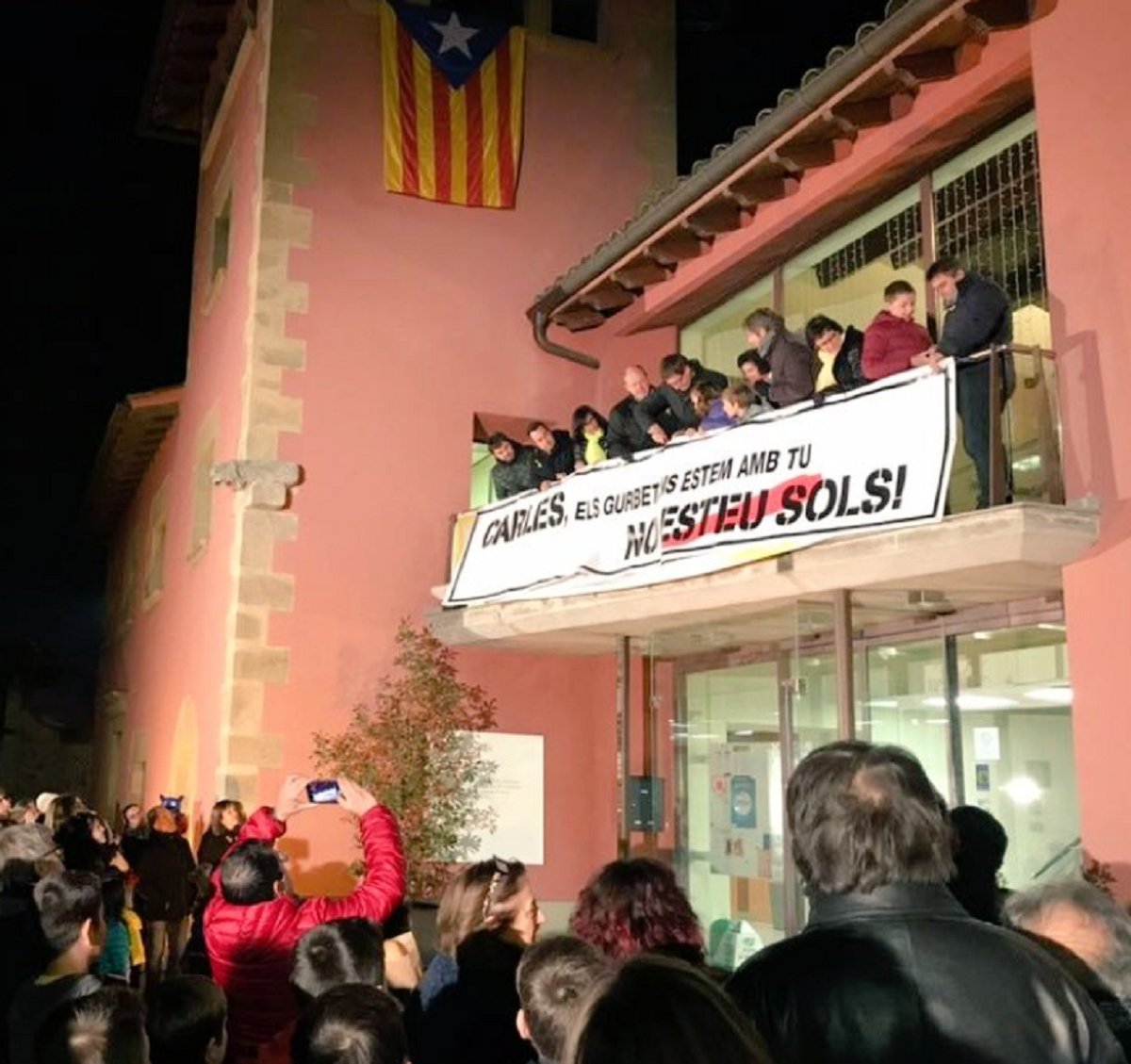 Multitudinària benvinguda a Mundó al seu poble