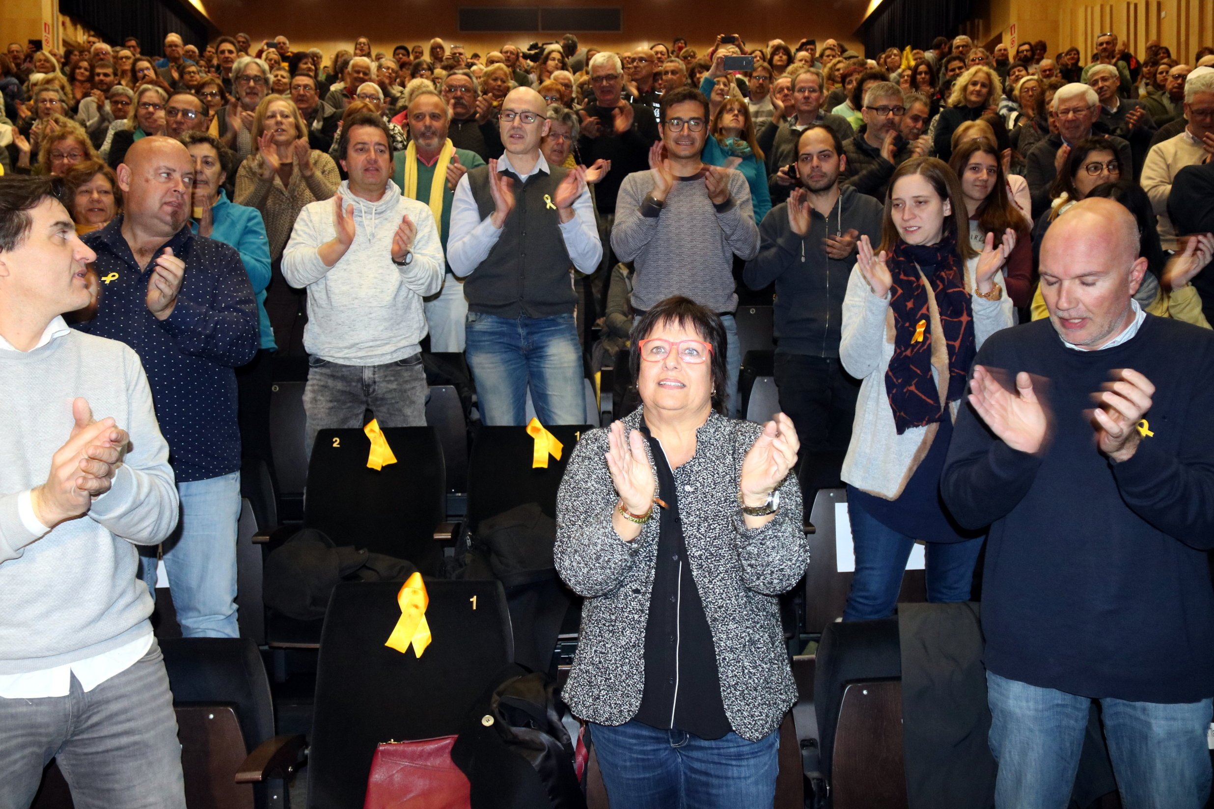 Dolors Bassa es trenca el nas caminant pel seu poble