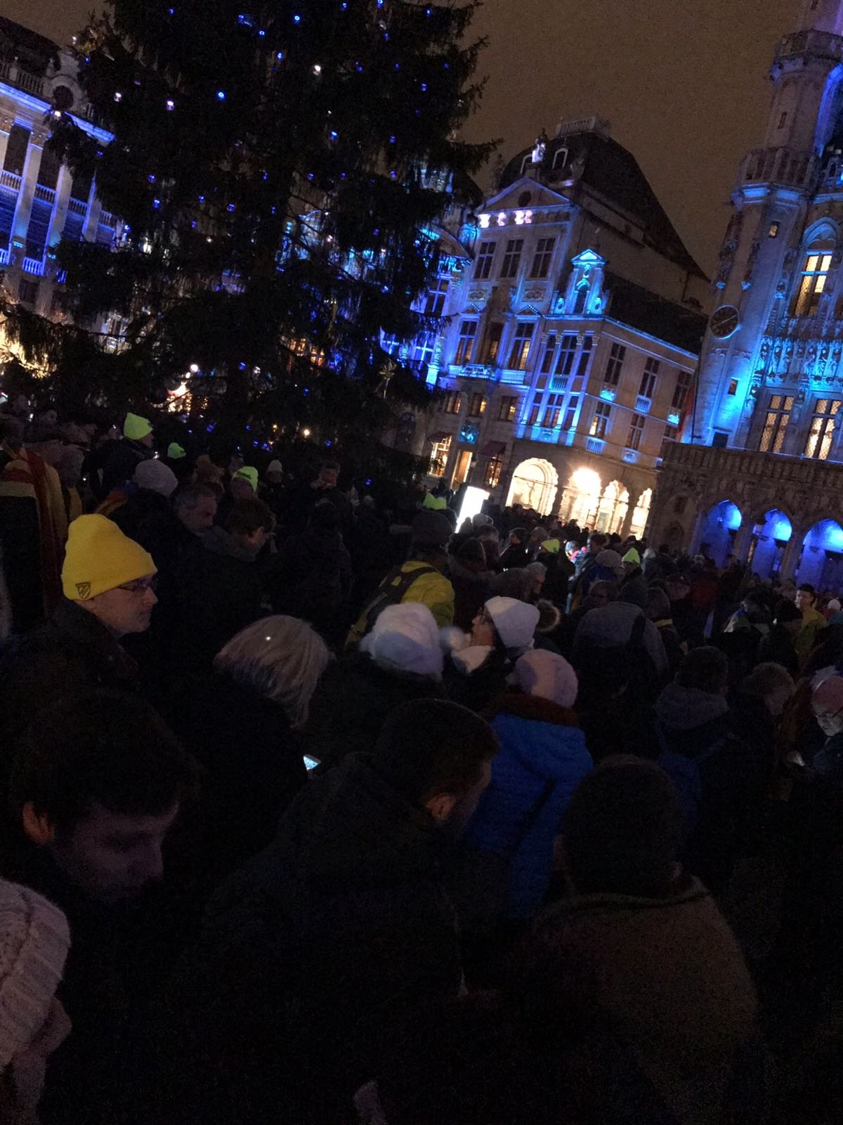 Centenars de catalans omplen la Grand Place de Brussel·les