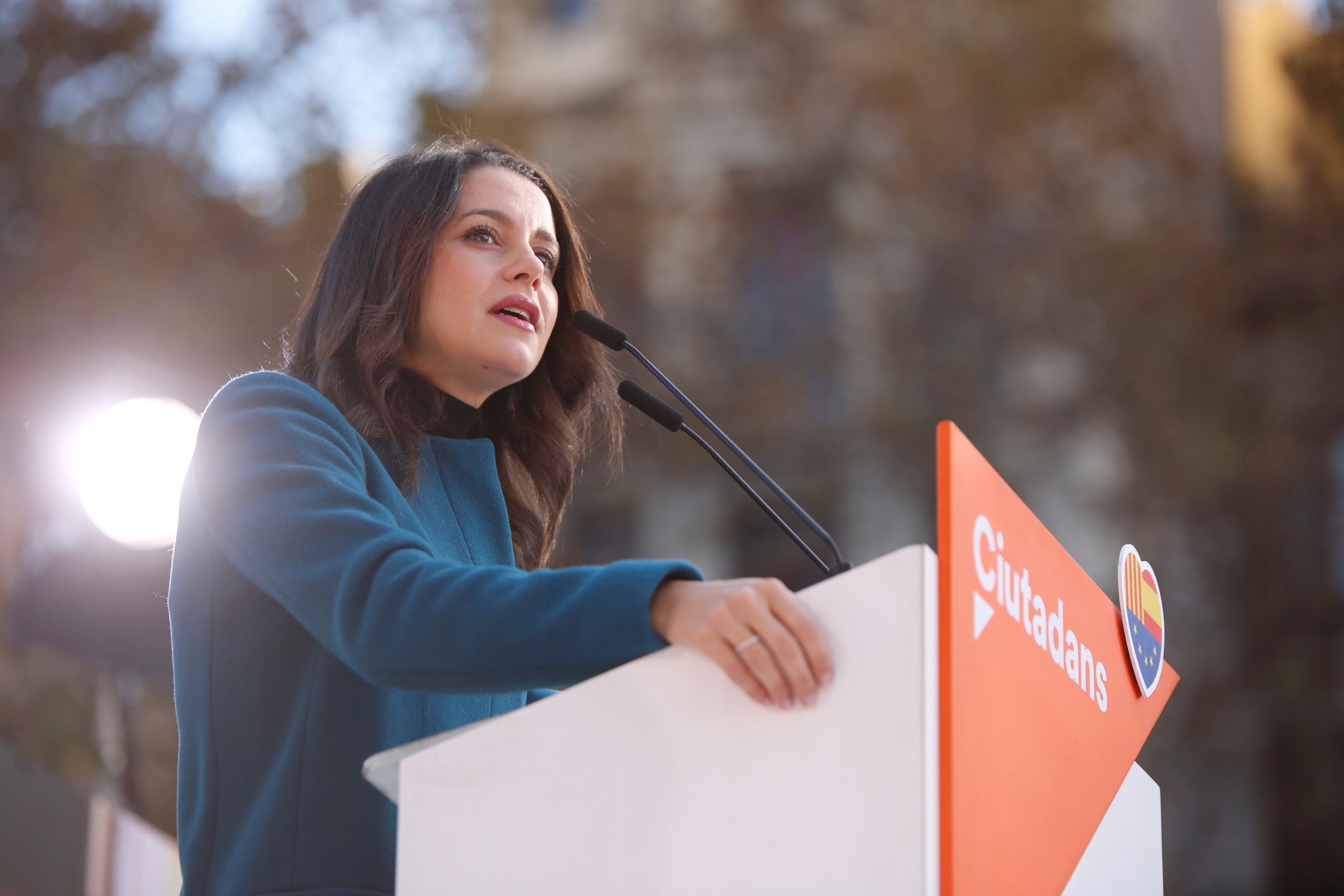 Arrimadas se aferra a la Constitución: "Cuando te saltas la ley, pierdes la autonomía"