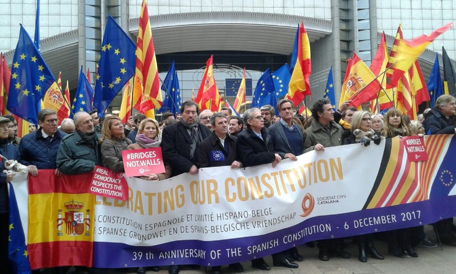 250 manifestantes en Bruselas por la Constitución y contra la independencia
