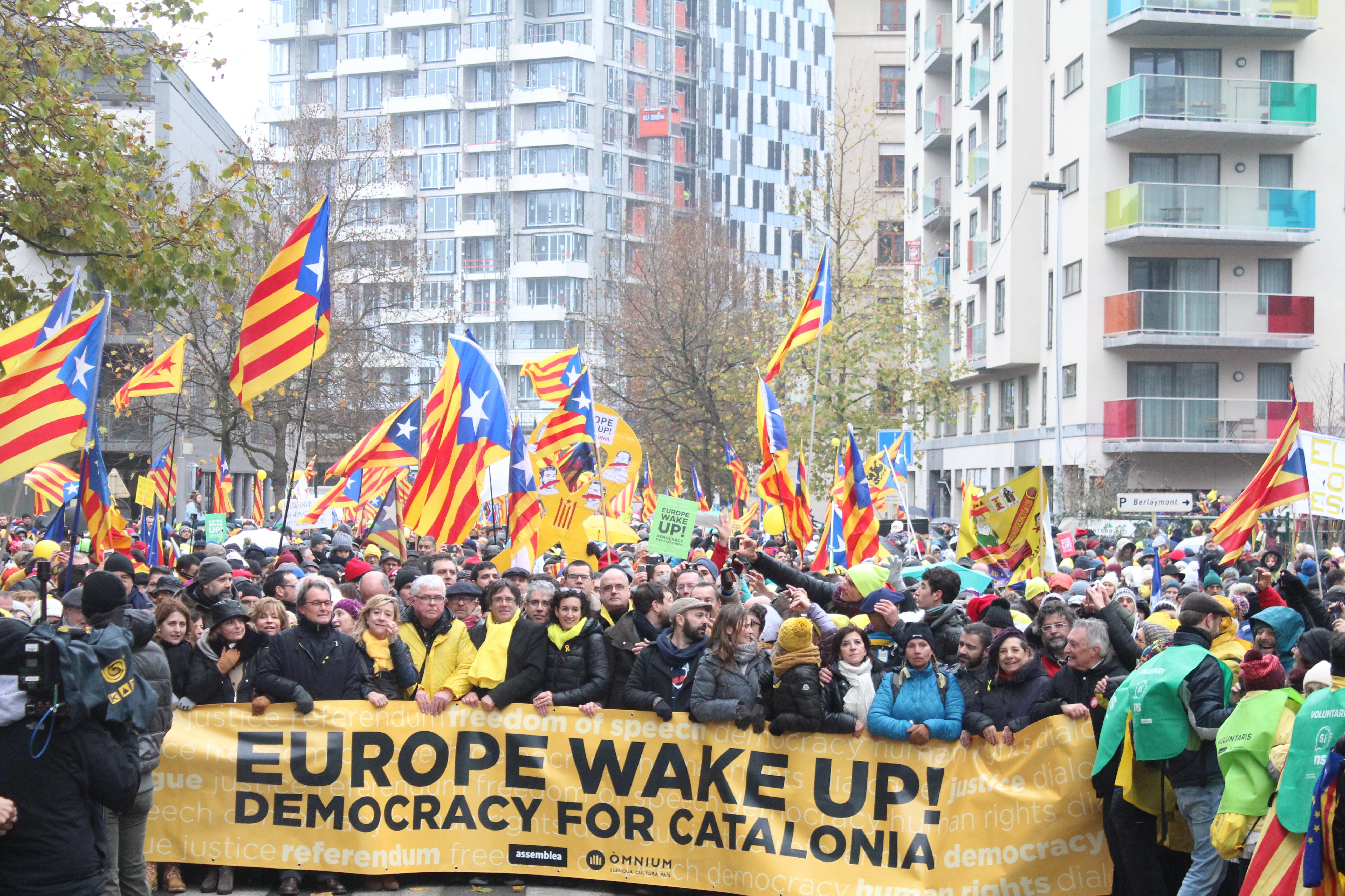 Catalan independence supporters overflow Brussels