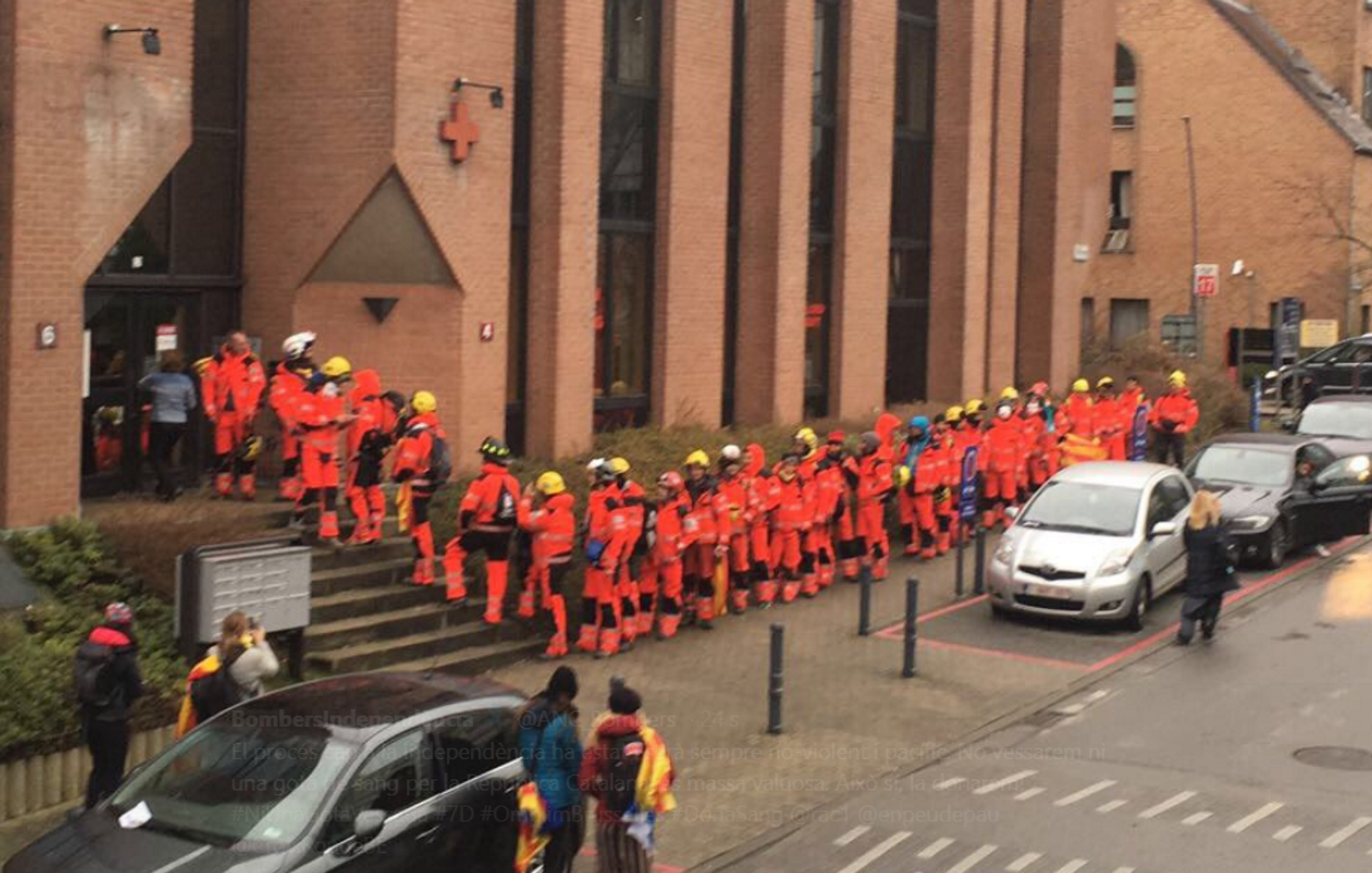 Bomberos catalanes dan sangre como agradecimiento por haber acogido al Govern exiliado