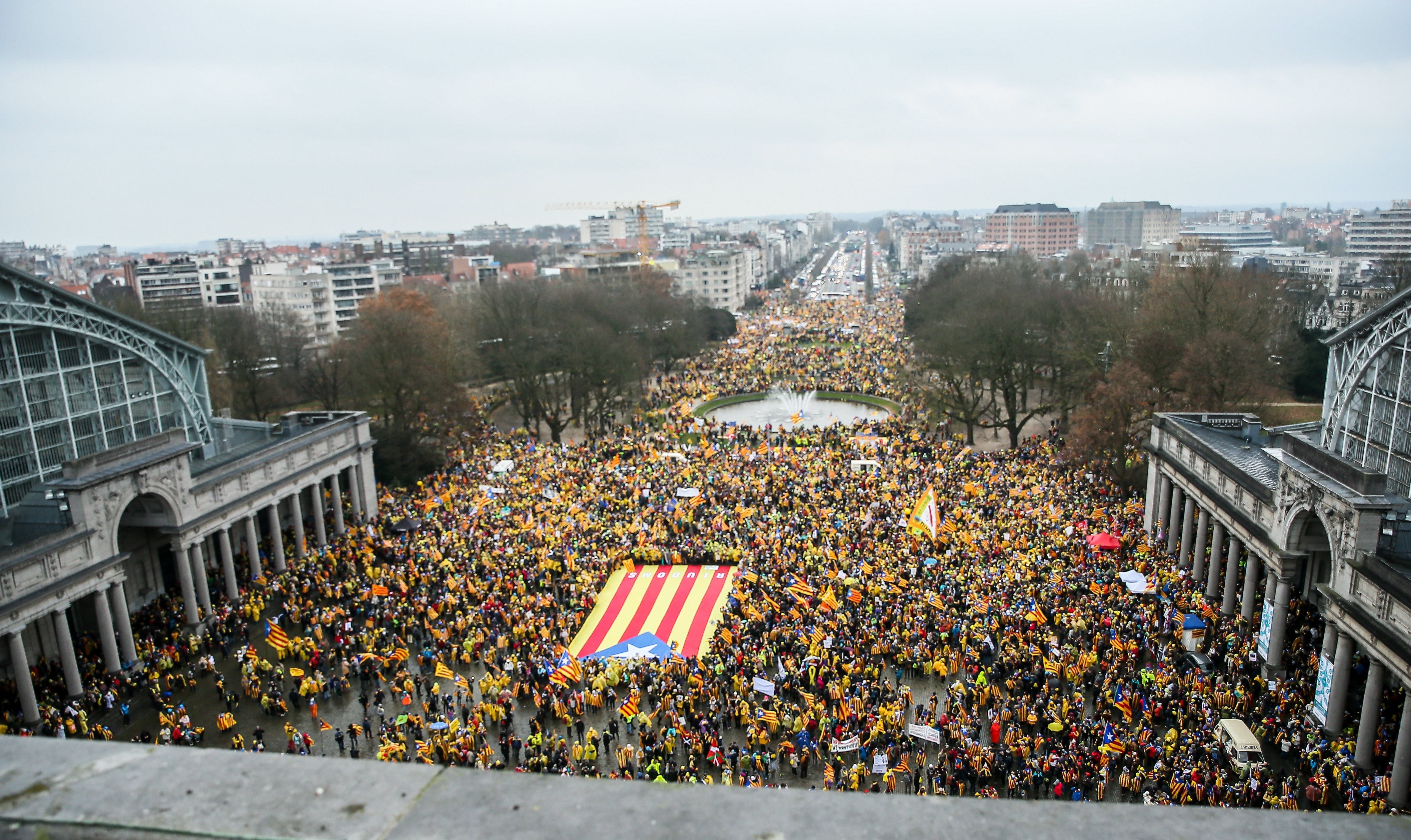 Los bomberos belgas agradecen a la ANC el civismo de Omplim Brussel·les