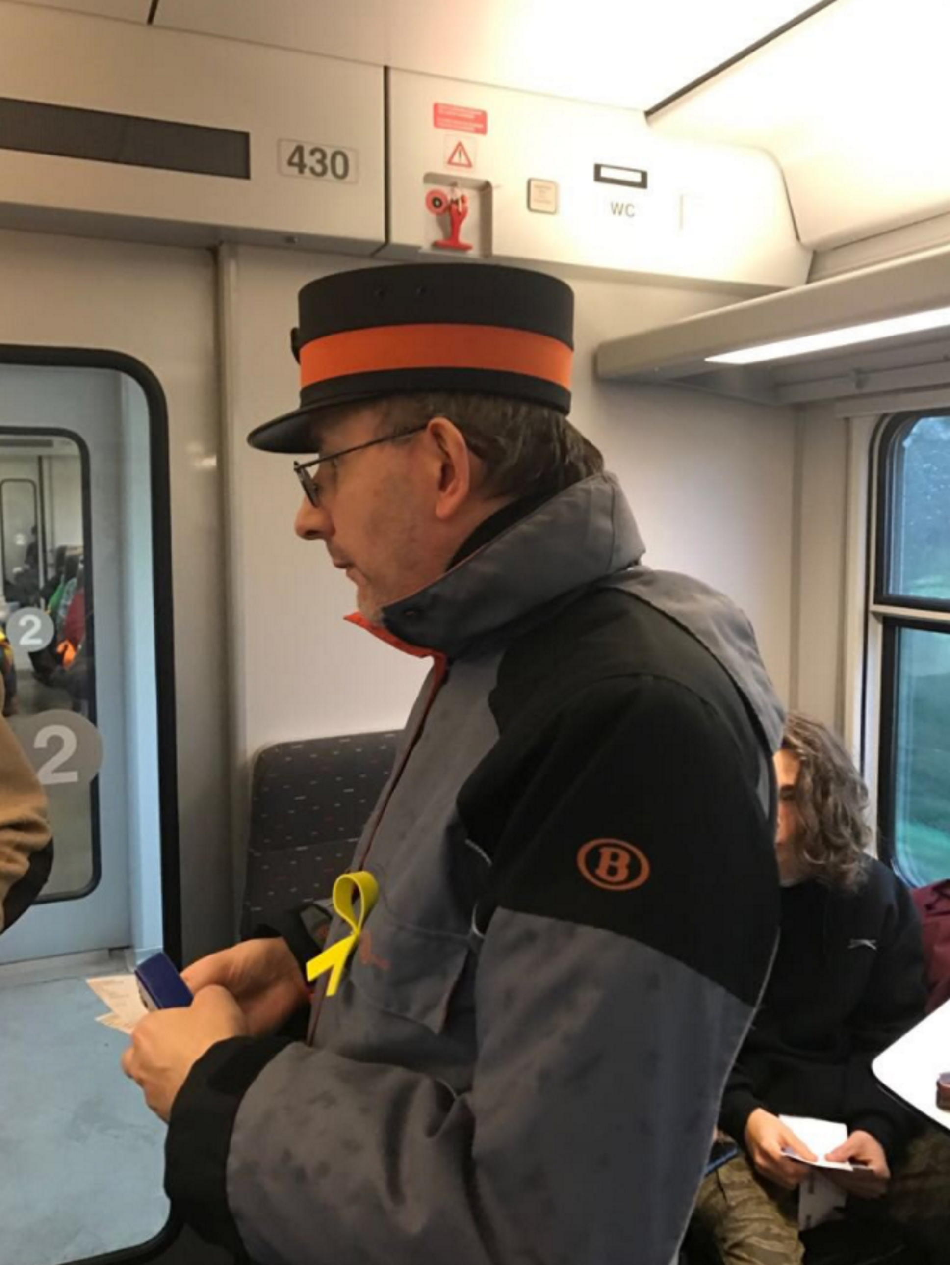 El llaç groc dels presos polítics arriba als revisors de tren belgues