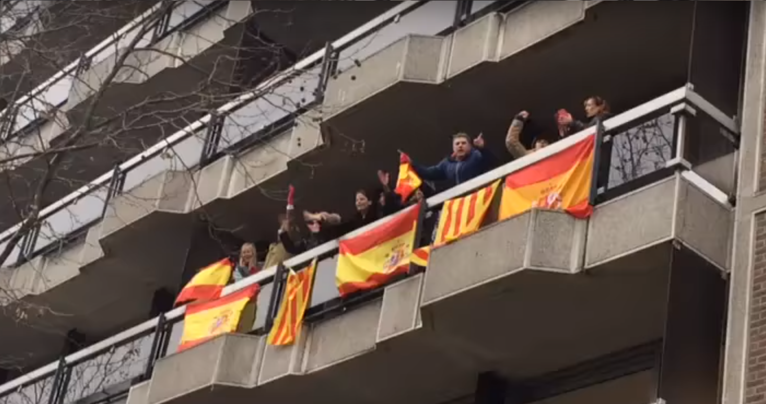 Vídeo: Un grupo de unionistas protesta desde un balcón durante la manifestación de Bruselas