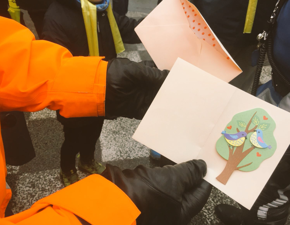 El agradecido gesto de la policía de Bruselas a los manifestantes