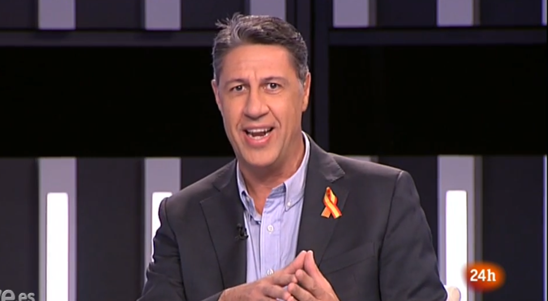 Albiol aparece en el debate de TVE con un lazo de la bandera española con una pequeña senyera