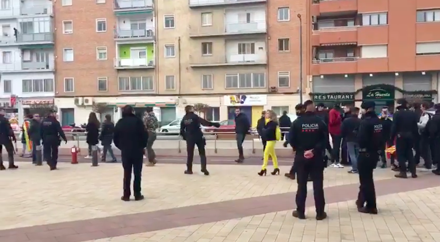 Mossos echan a ciudadanos independentistas porque va Rajoy