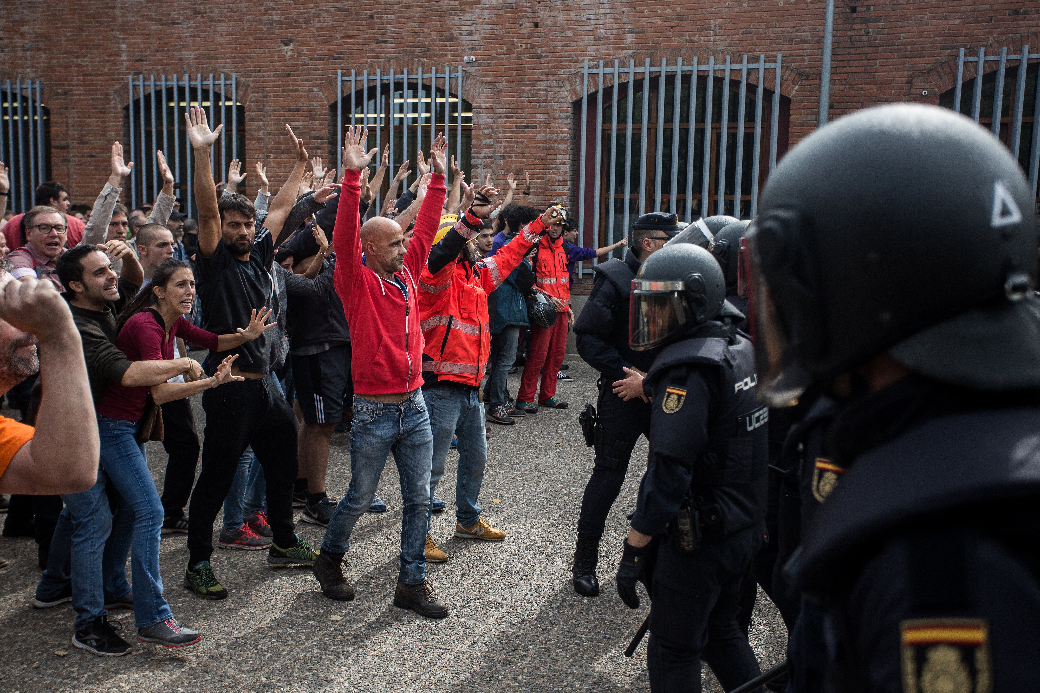 Un cap dels antiavalots de la policia espanyola, implicat en una baralla al Born