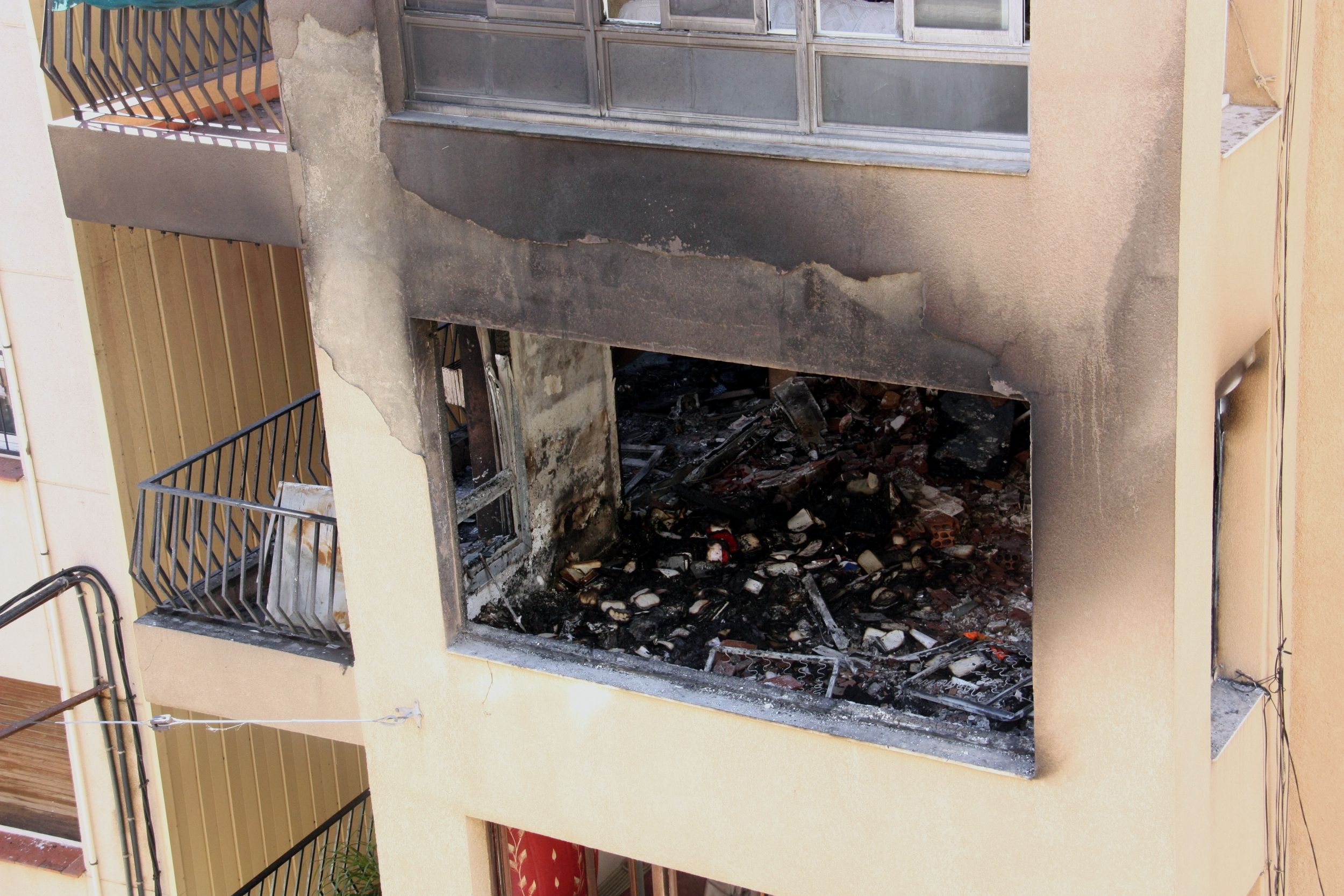Desallotgen tres blocs d'habitatges per l'explosió de Premià de Mar