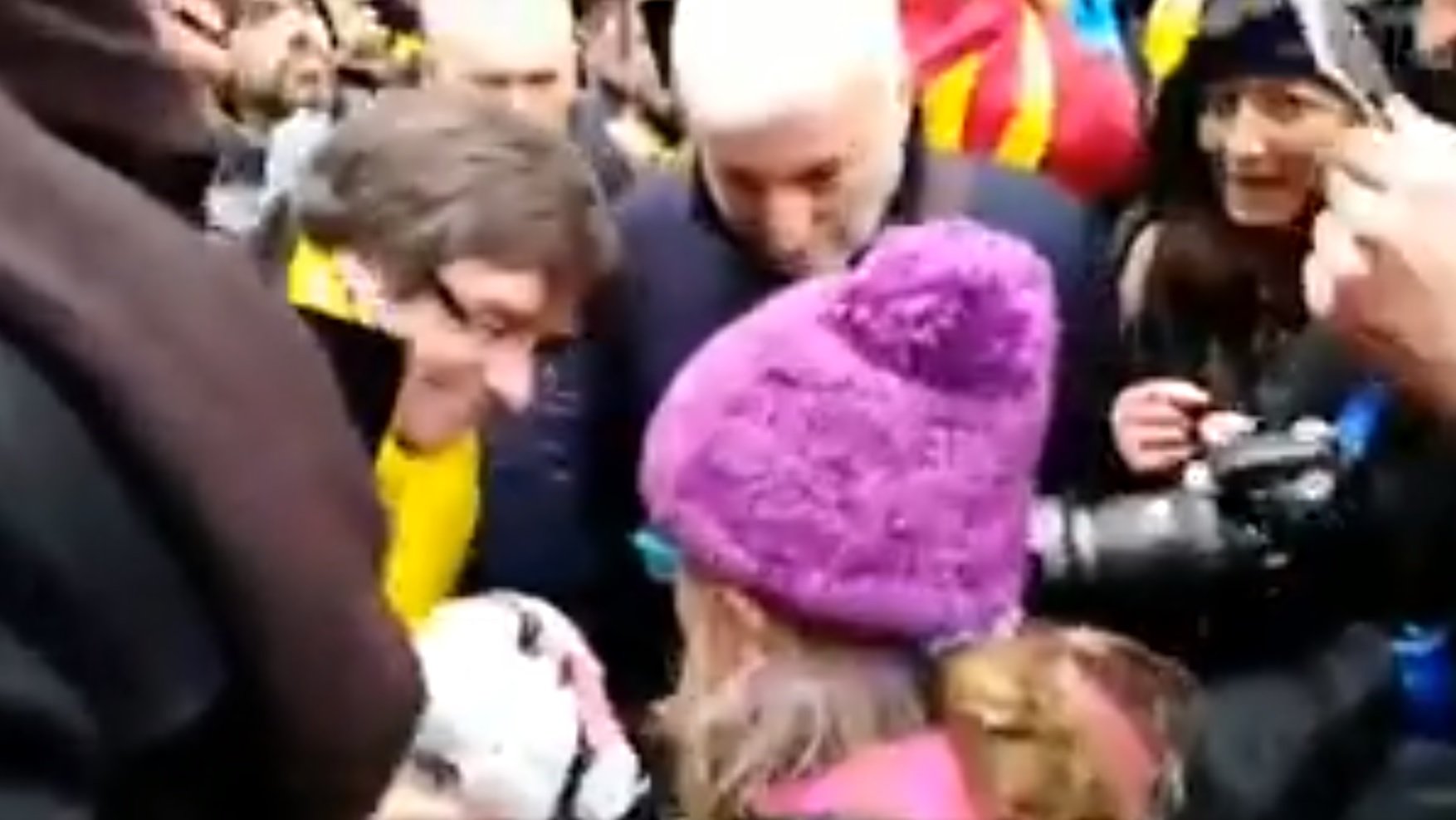Una niña lleva los bombones de la pastelería Puigdemont a Bruselas