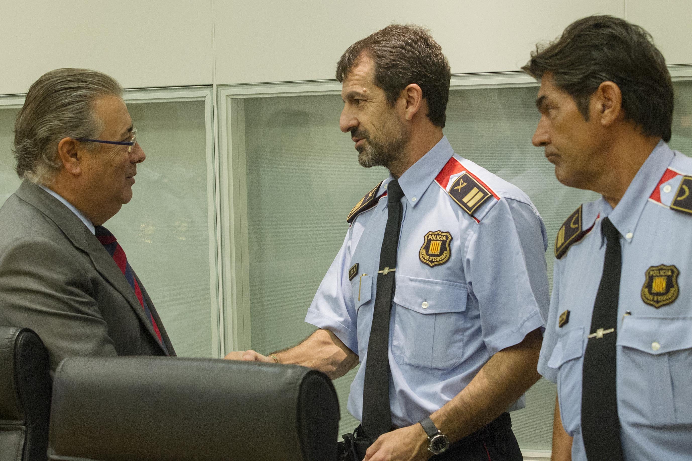 Zoido admet que ha negat la munició de recanvi als Mossos Zoido admet que ha negat la munició de recanvi als Mossos