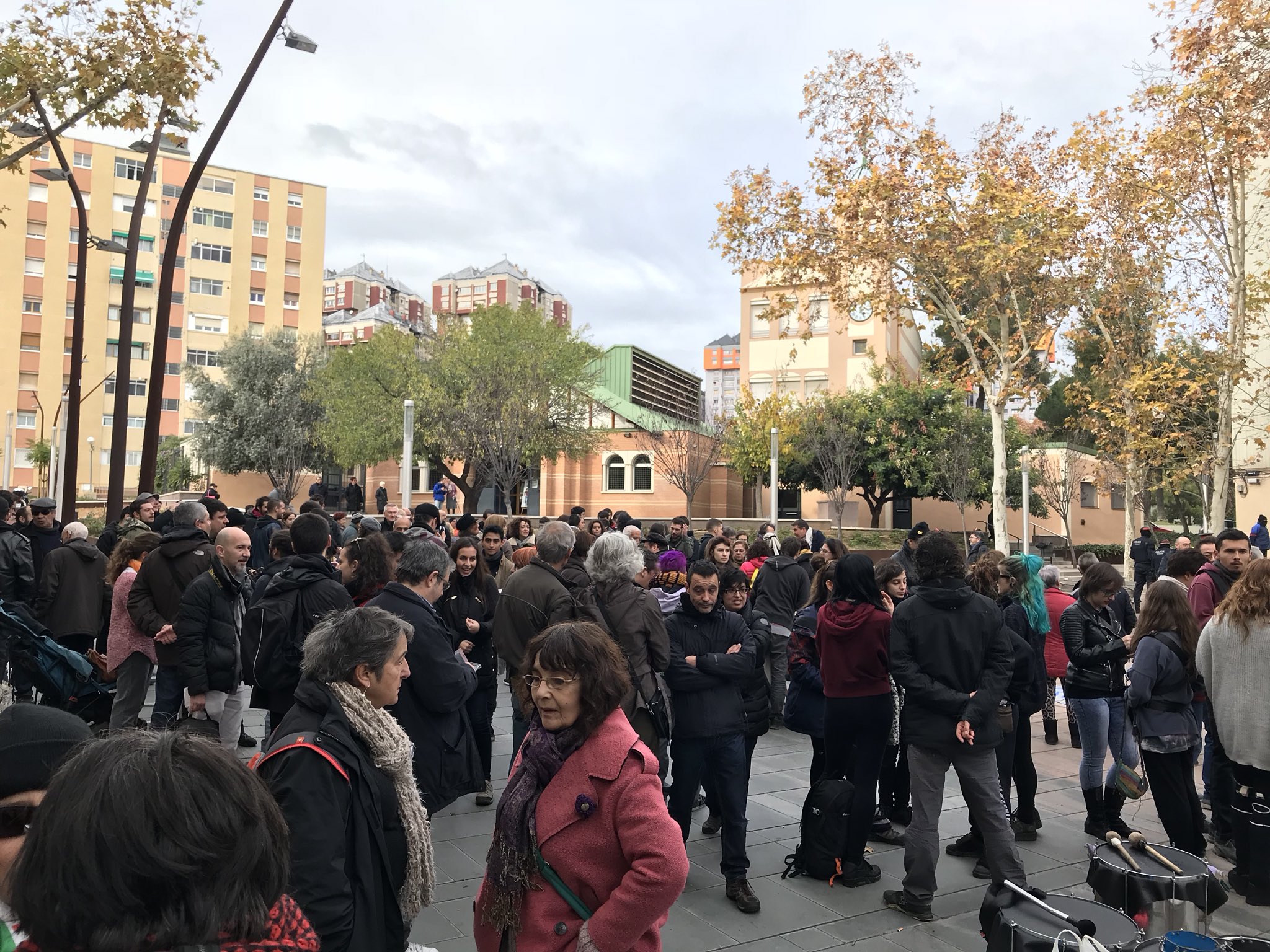 Un grupo de ultras intimida un pasacalle antifascista y quema estelades en Nou Barris