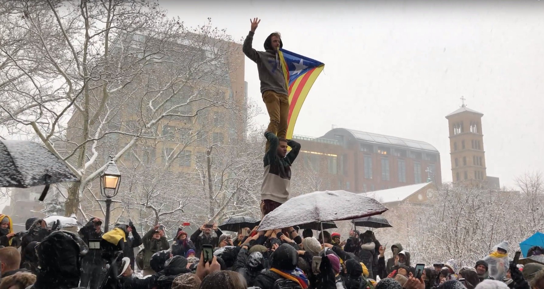 Castells por los presos bajo la nieve en Nueva York