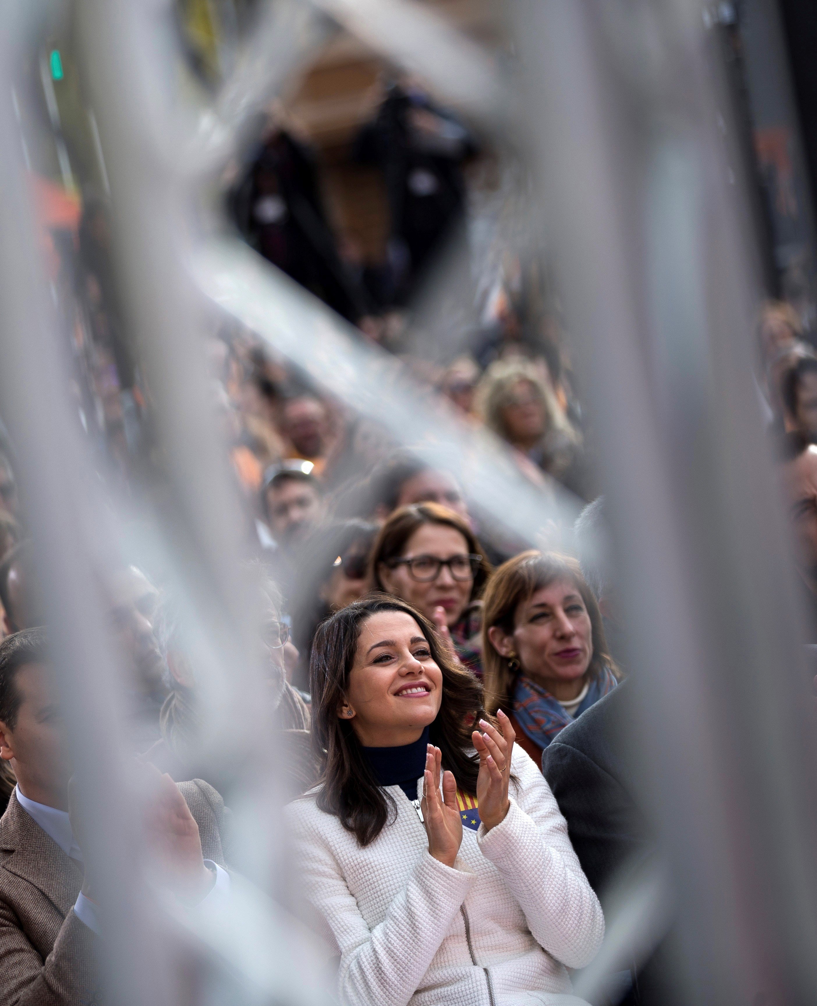 Arrimadas desprecia el exilio de Puigdemont, a pesar de la persecución judicial