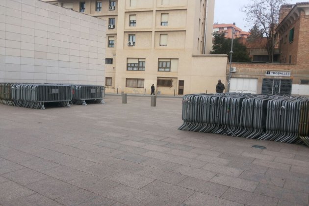 tanques davant museu Lleida Sixena JPG