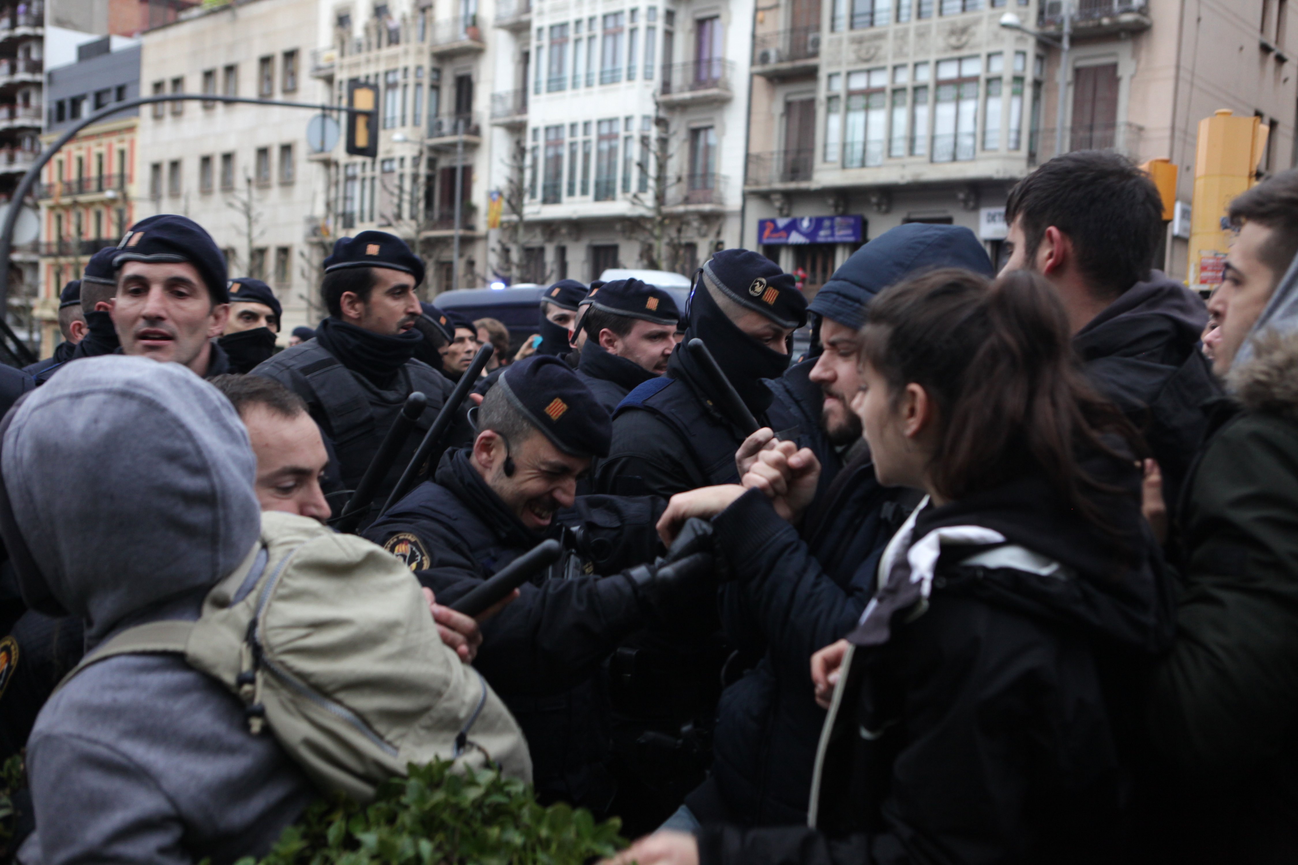 Los Mossos cargan contra manifestantes delante del Museu de Lleida