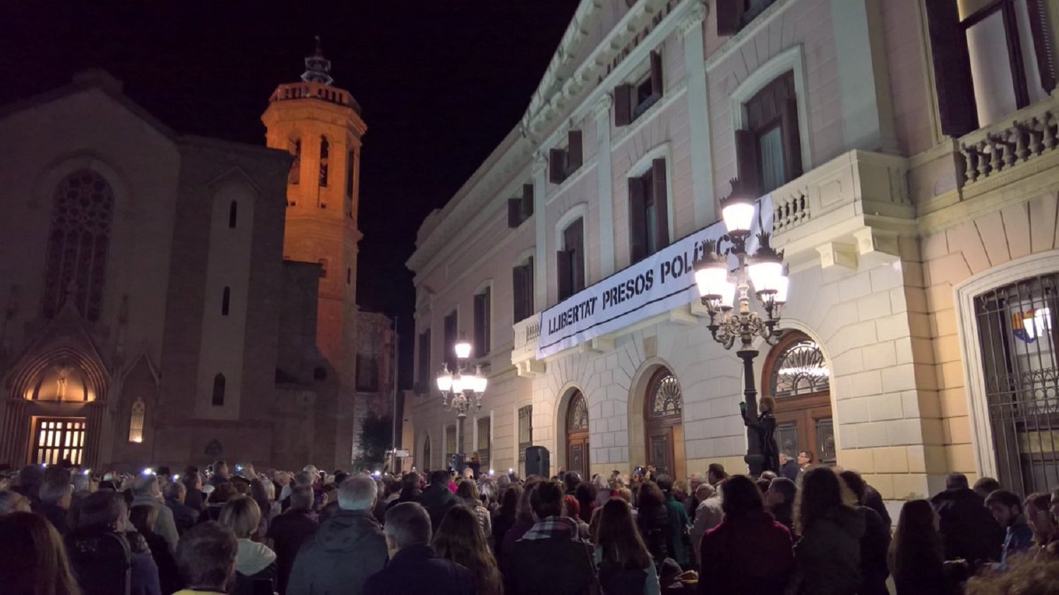 La Junta Electoral de Sabadell pide retirar el amarillo de los edificios públicos