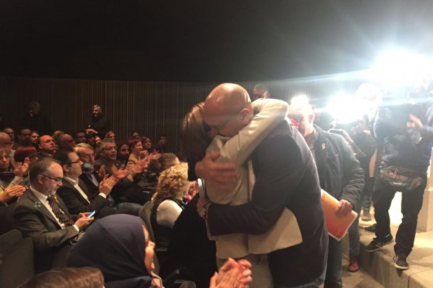 abraçada Romeva Forcadell acte ERC MACBA Carlota Camps abraçada Romeva Forcadell acte ERC MACBA Carlota Camps