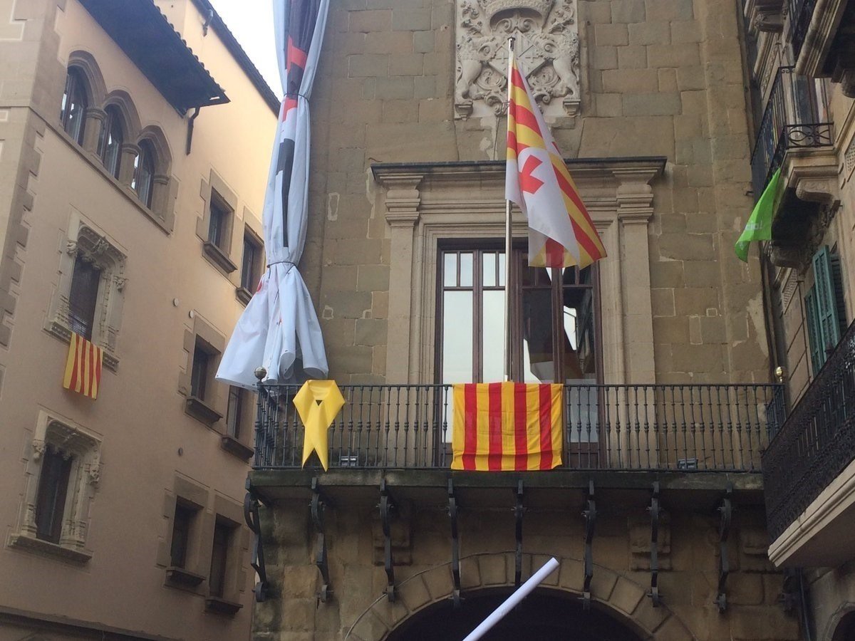 Vic, Torelló, Calldetenes y Tavèrnoles retiran pancartas por los presos tras una queja de Cs