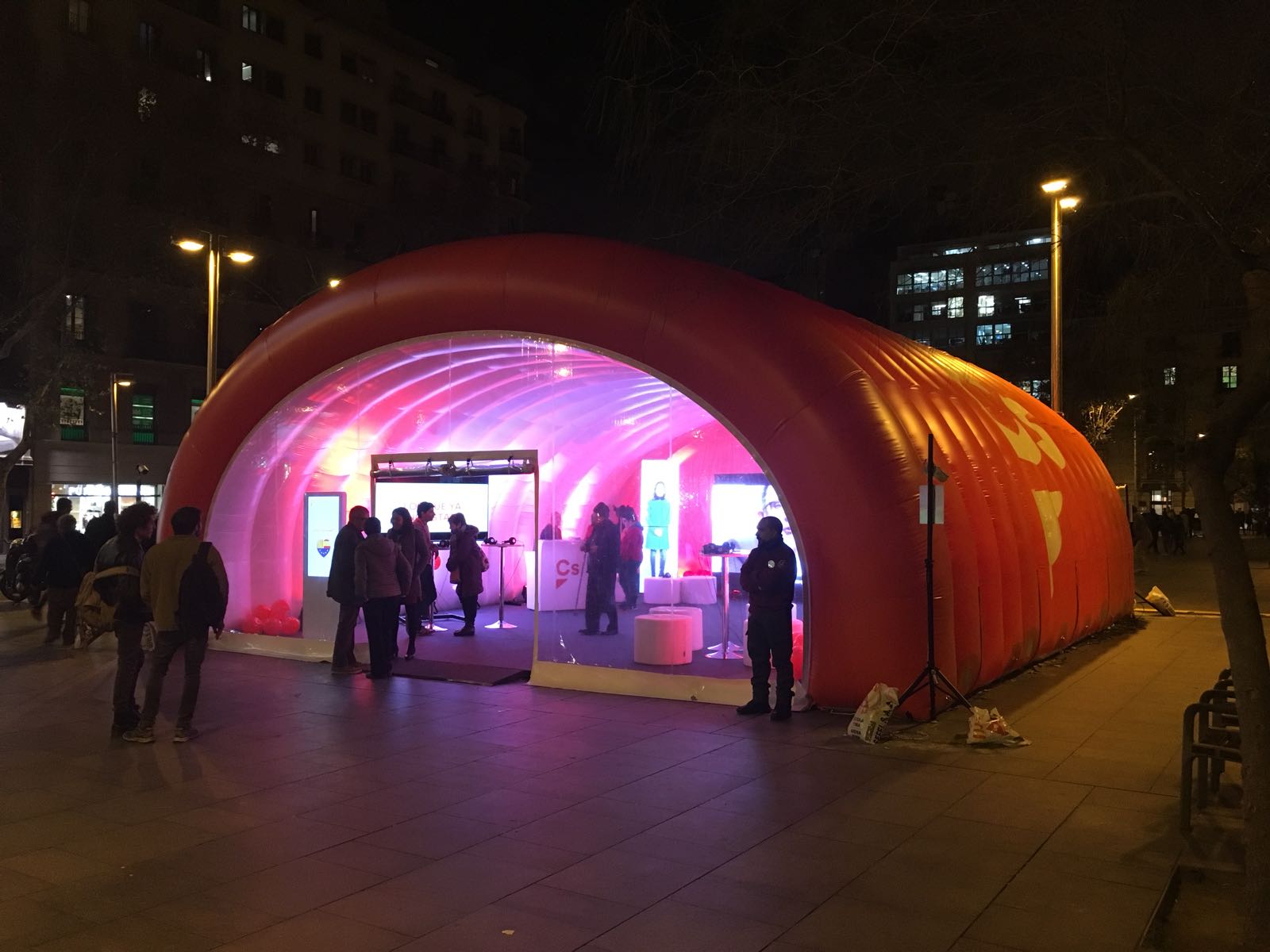 Preocupación del Ayuntamiento de Barcelona por la monumental carpa de Cs