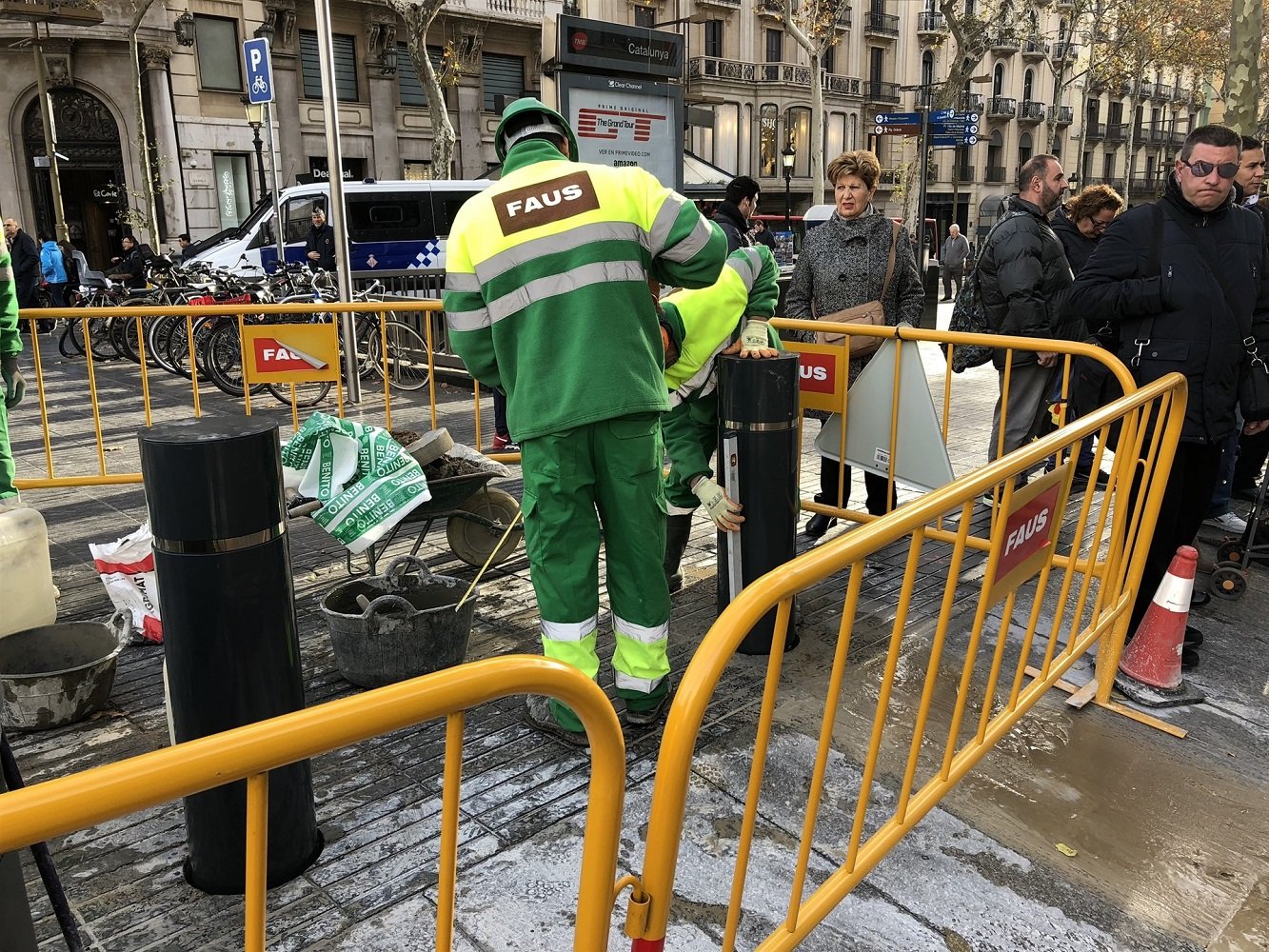 Colocan bolardos de protección en la Rambla de Barcelona