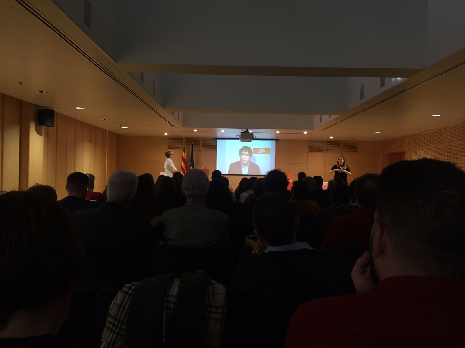 Puigdemont: "Cuando la solidaridad te la reclaman a golpe de porra, se llama atraco o espolio"