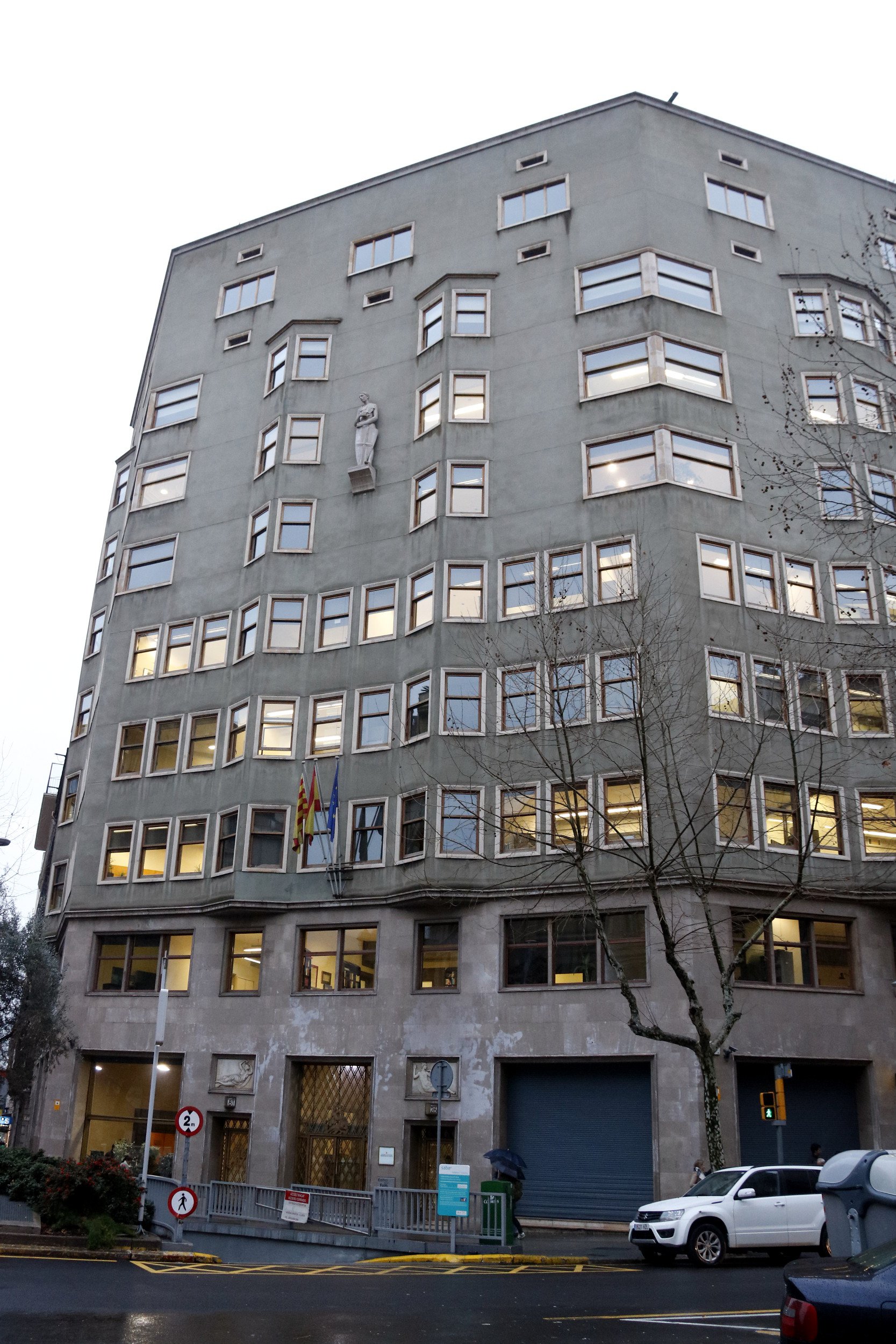 Los Mossos irrumpen en las conselleries para sacar símbolos a favor de los presos