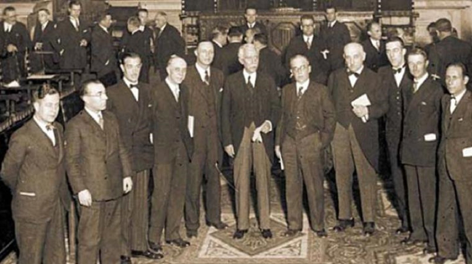 El Parlament proclama l'independentista Macià president de la Generalitat. Constitució del Parlament. 6 12 1932. Macià i els diputats d'ERC per Lleida. Font Espai Macià