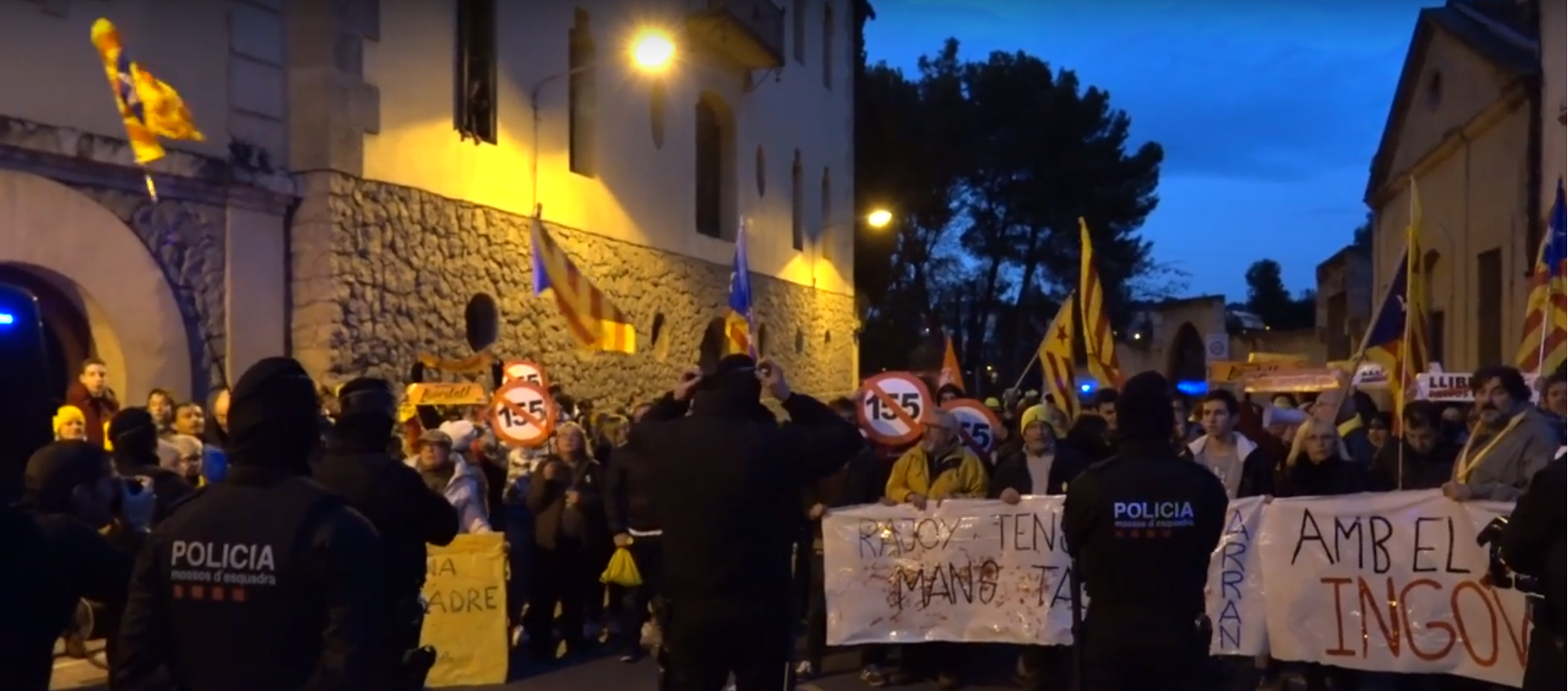 Vídeo: Más de un centenar de manifestantes reciben Rajoy en Sant Sadurní con gritos de "libertad"