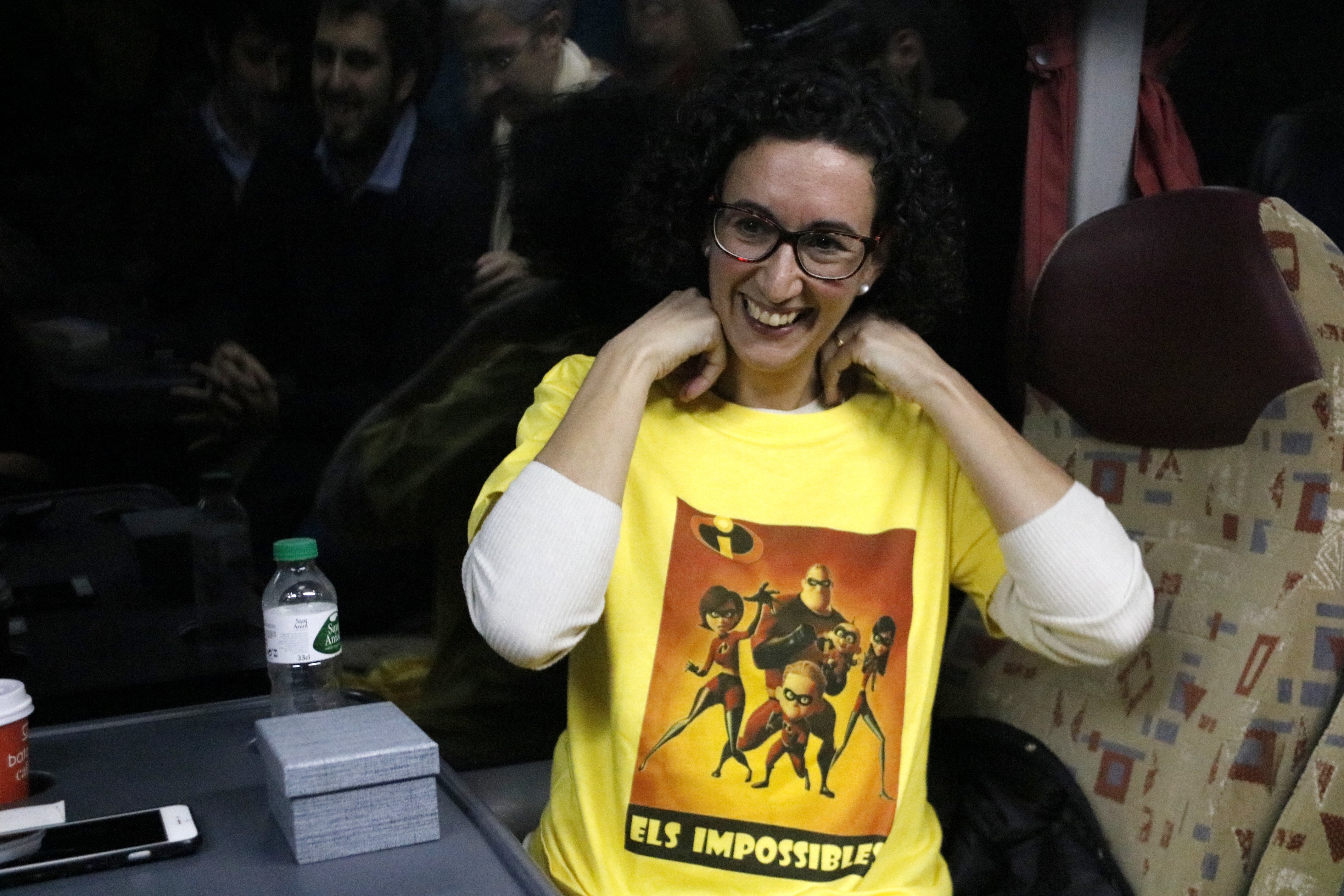 Los periodistas regalan camisetas de 'Los Imposibles' a Junqueras y Rovira