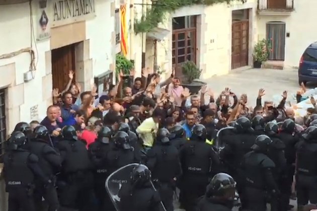 carga policial aiguaviva referendum - acn